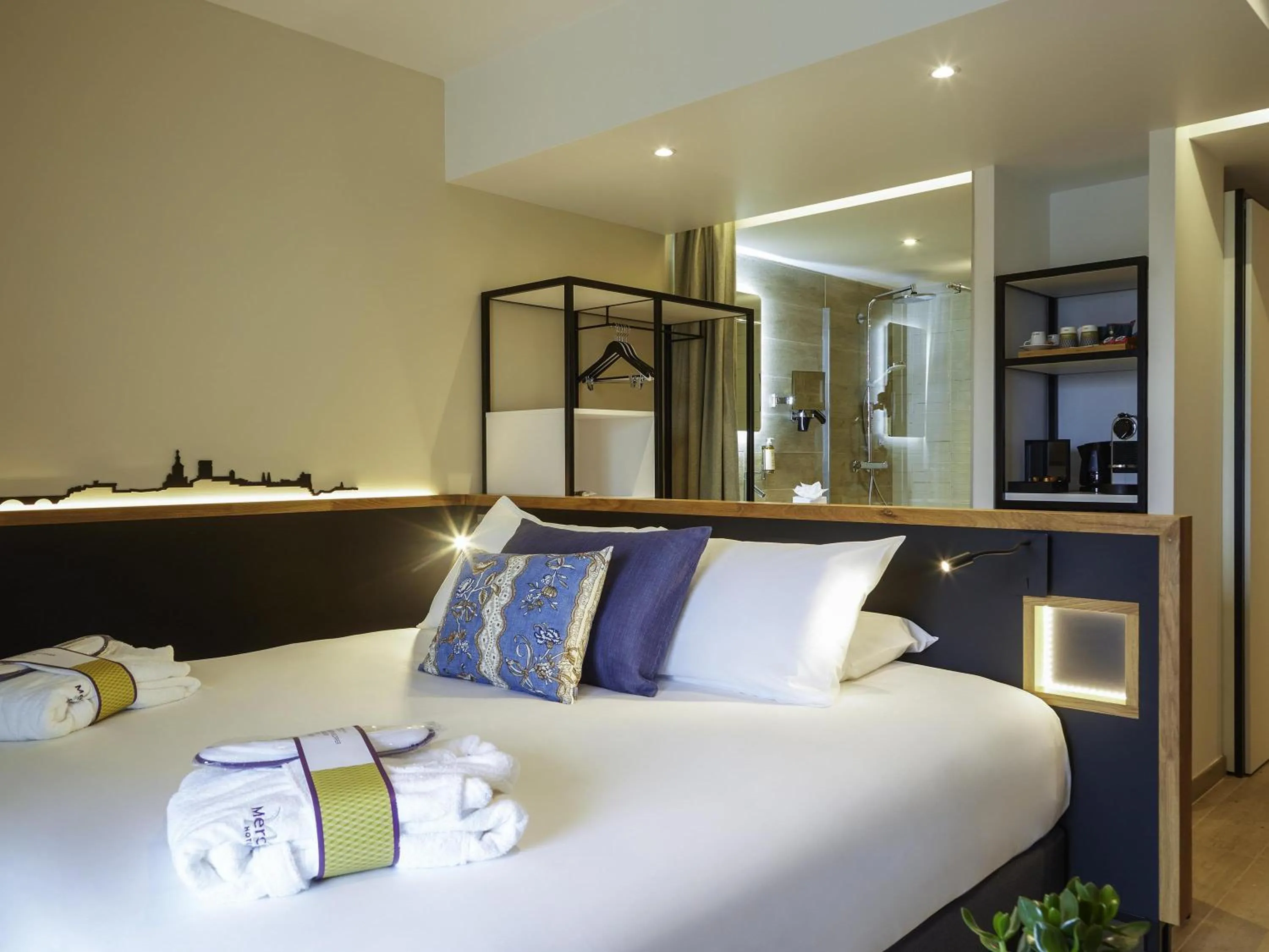 Bedroom, Bed in Mercure Avignon Gare TGV