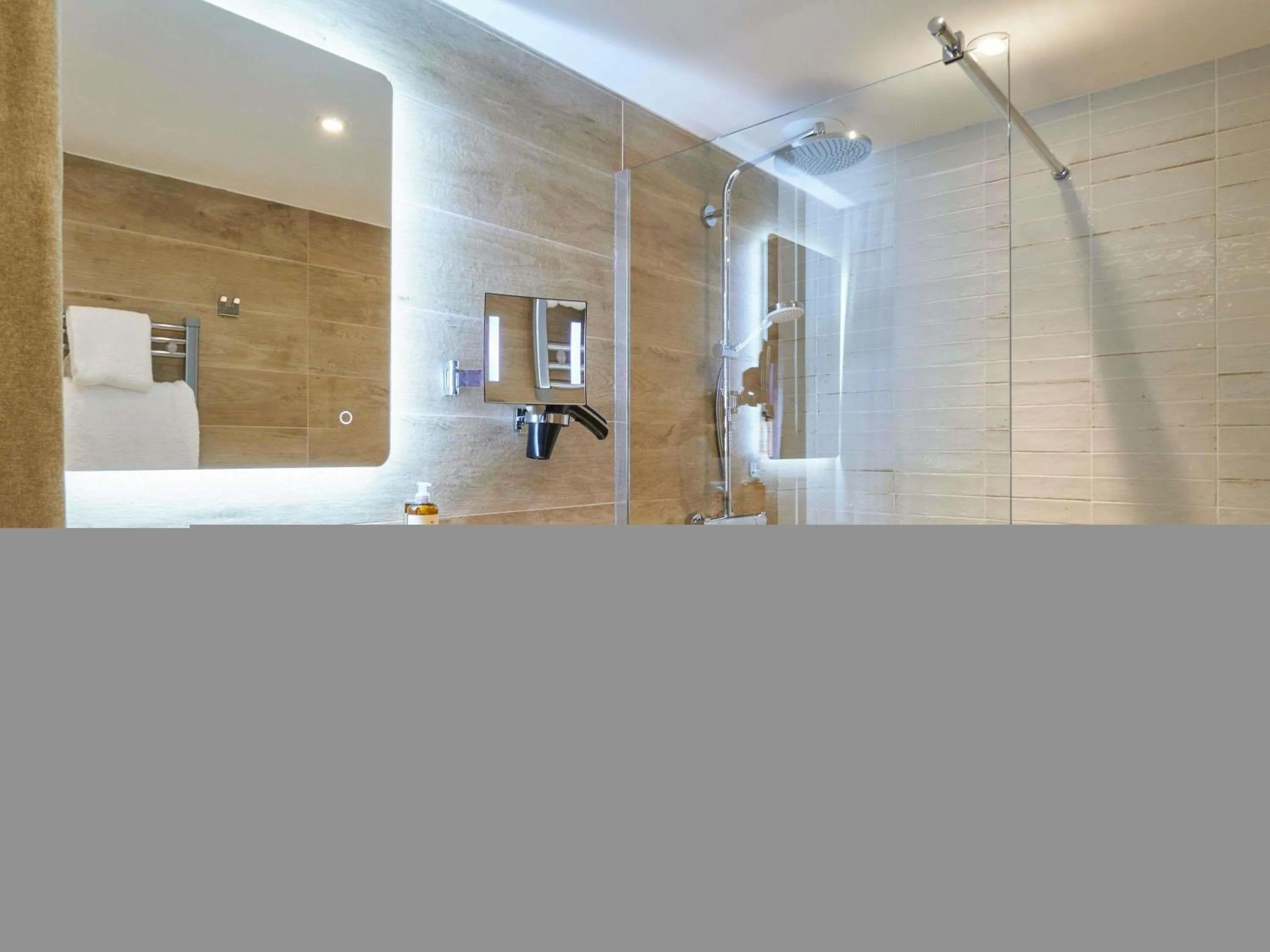 Bedroom in Mercure Avignon Gare TGV