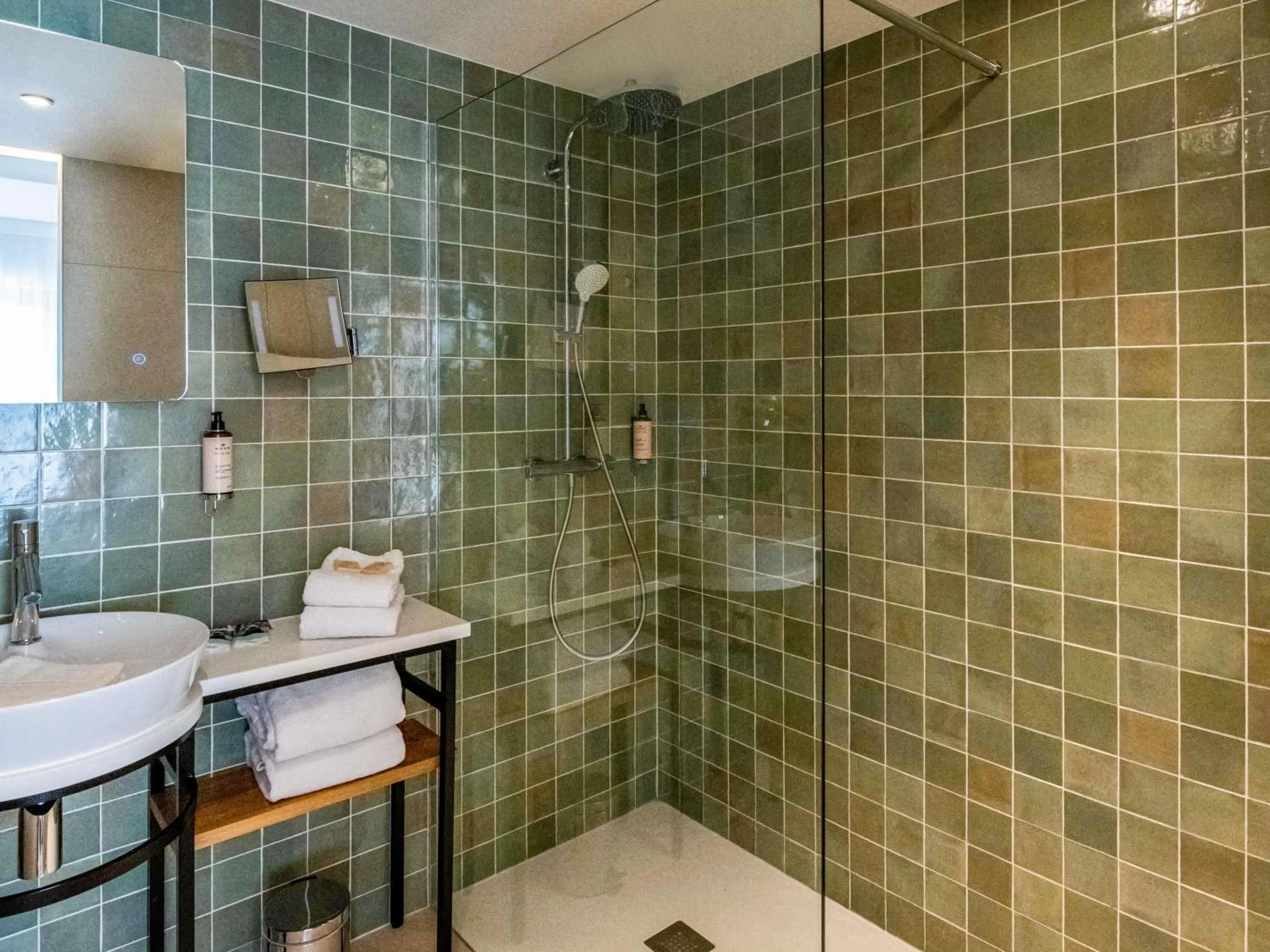 Bedroom in Mercure Avignon Gare TGV