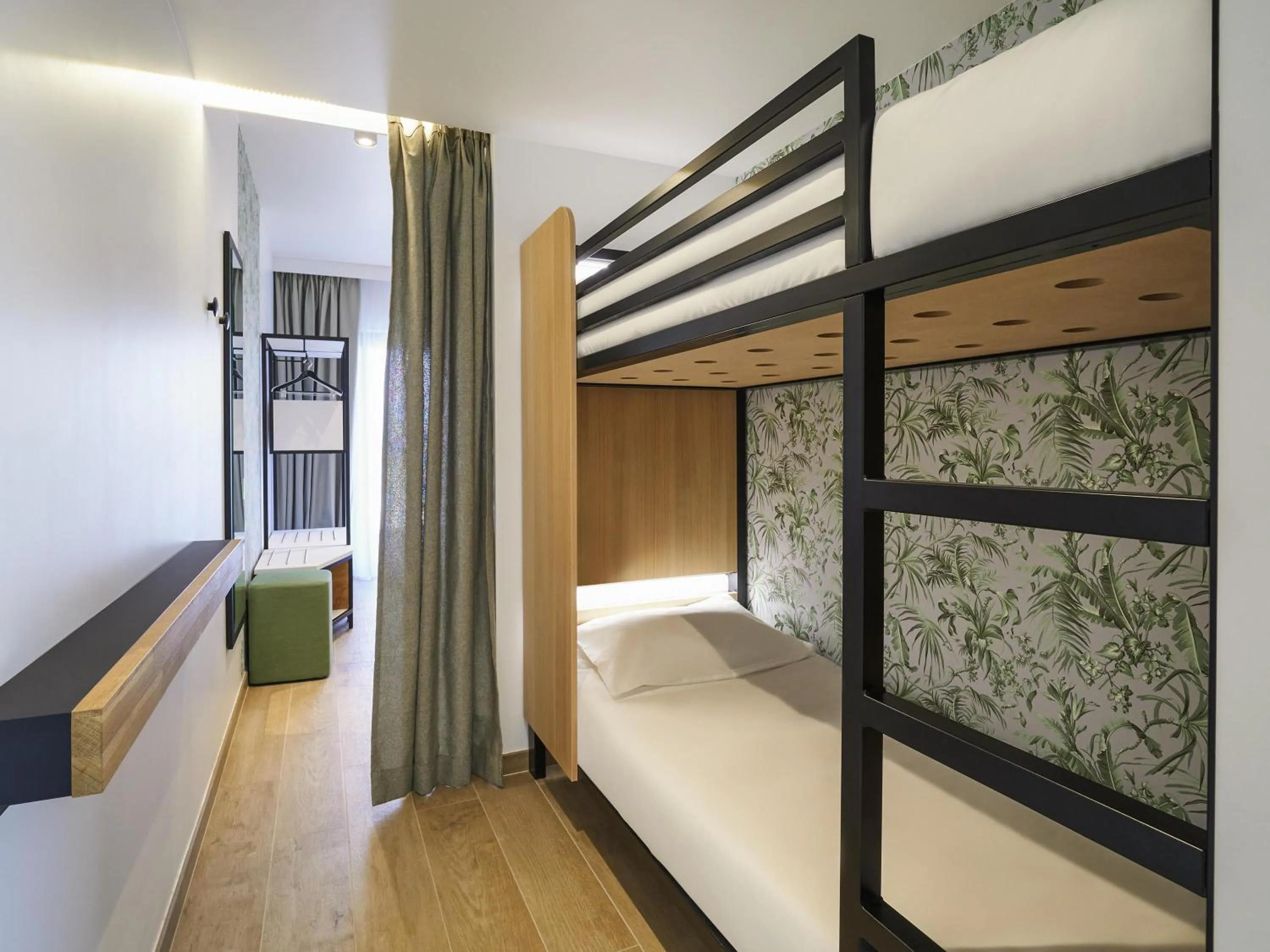 Bedroom, Bed in Mercure Avignon Gare TGV