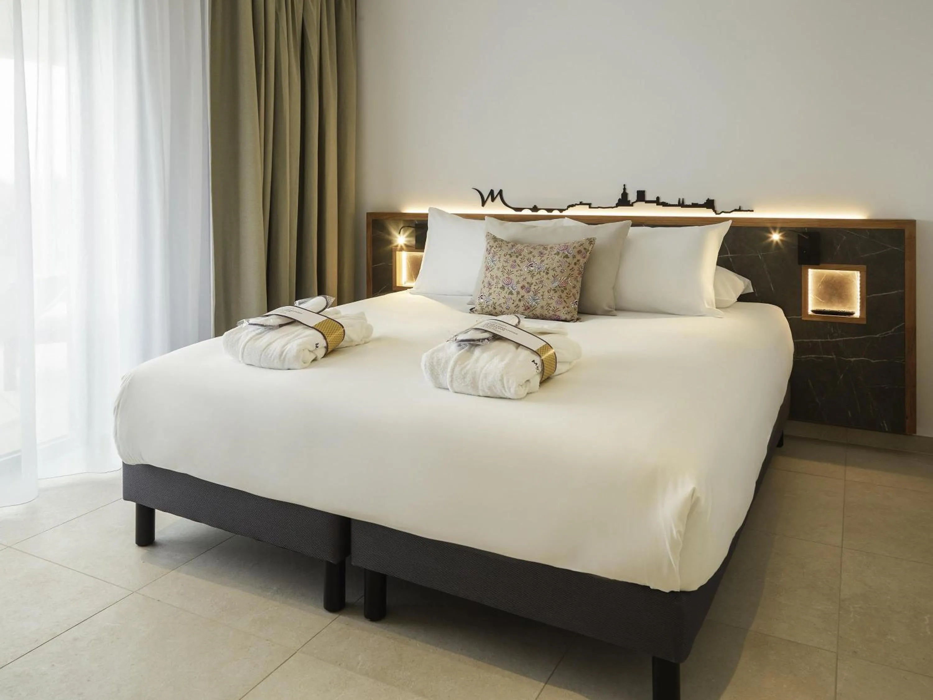 Bedroom, Bed in Mercure Avignon Gare TGV