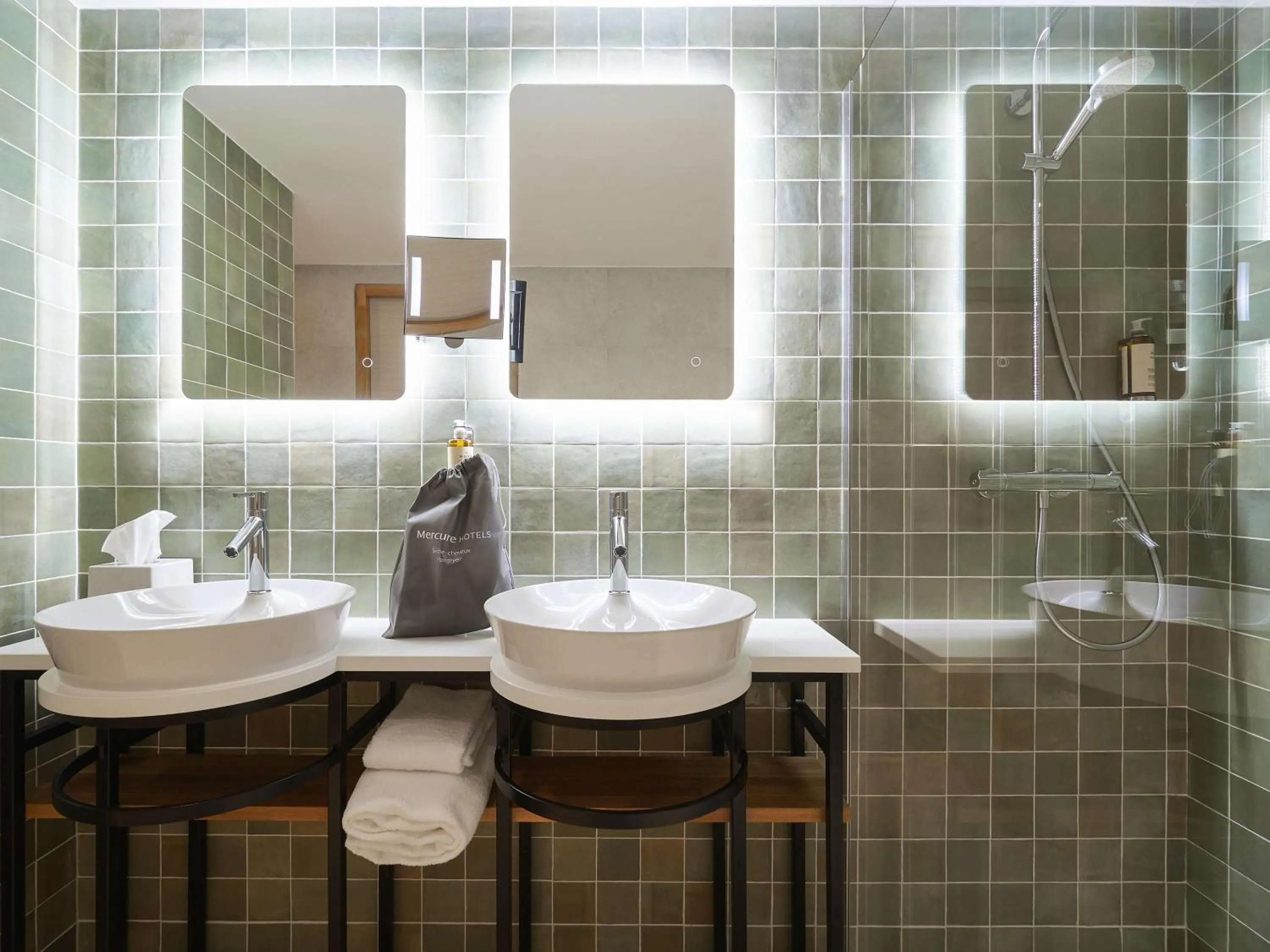 Bedroom in Mercure Avignon Gare TGV