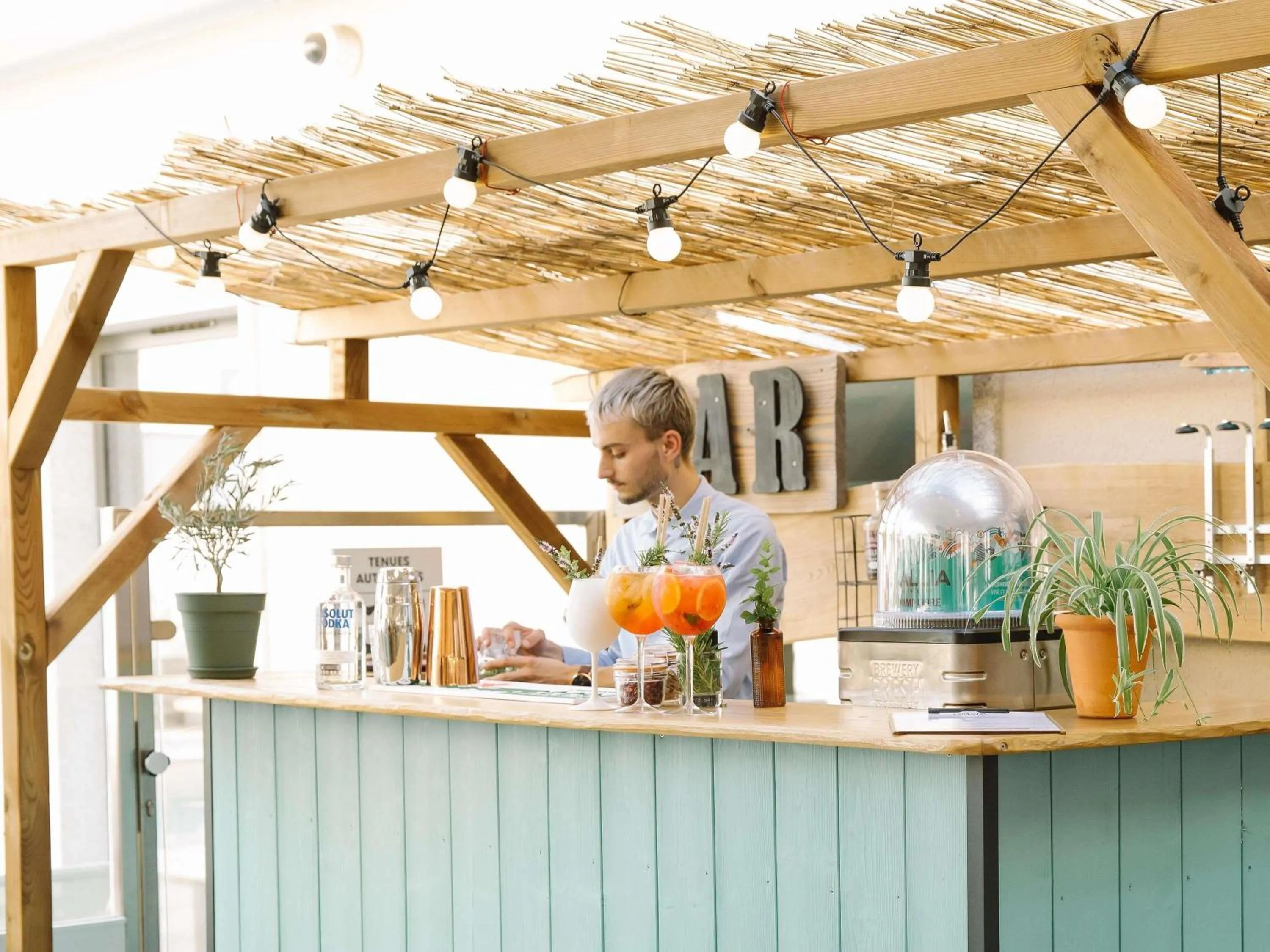 Lounge or bar in Mercure Avignon Gare TGV