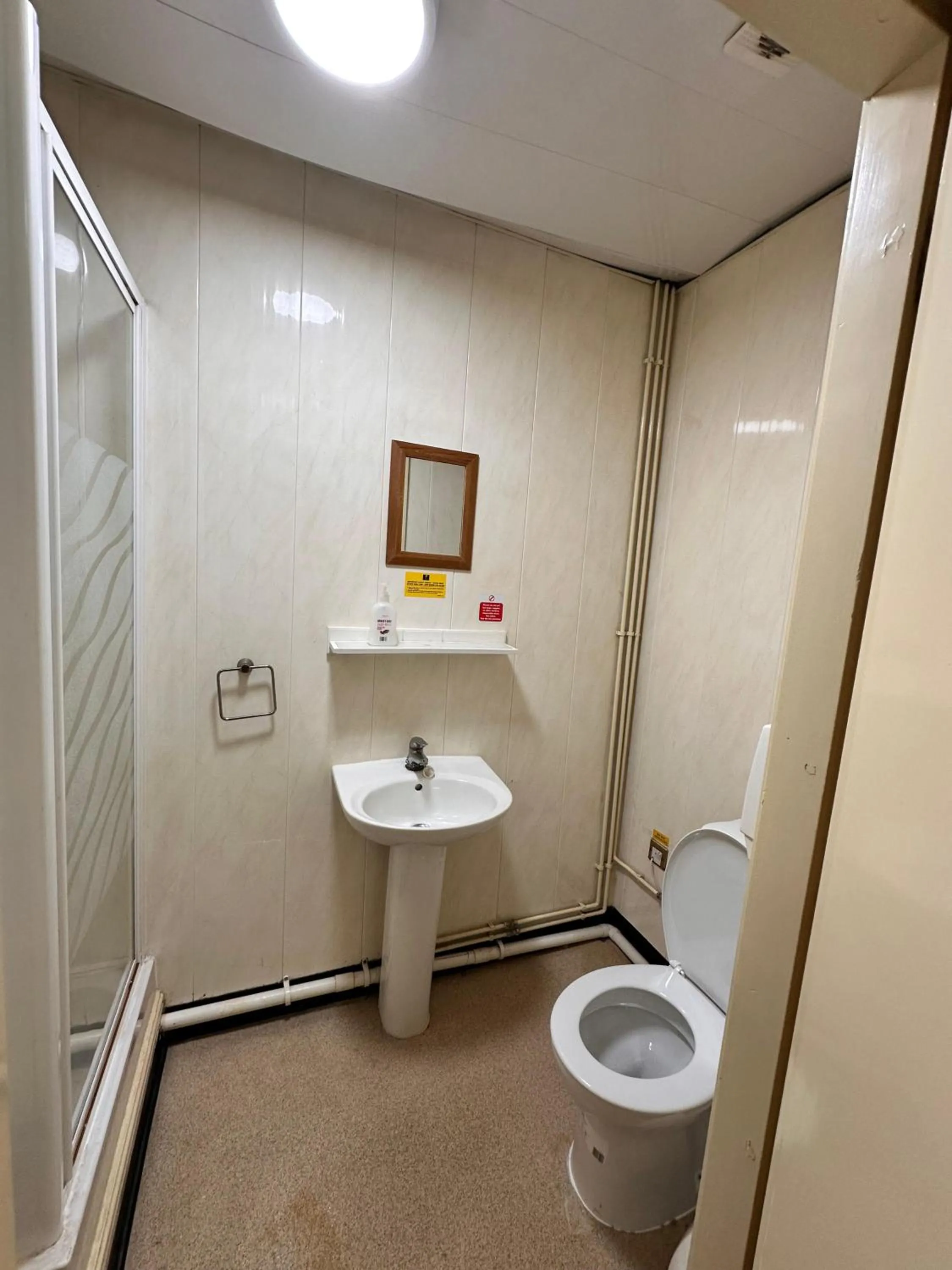 Toilet in Throstles Nest Hotel