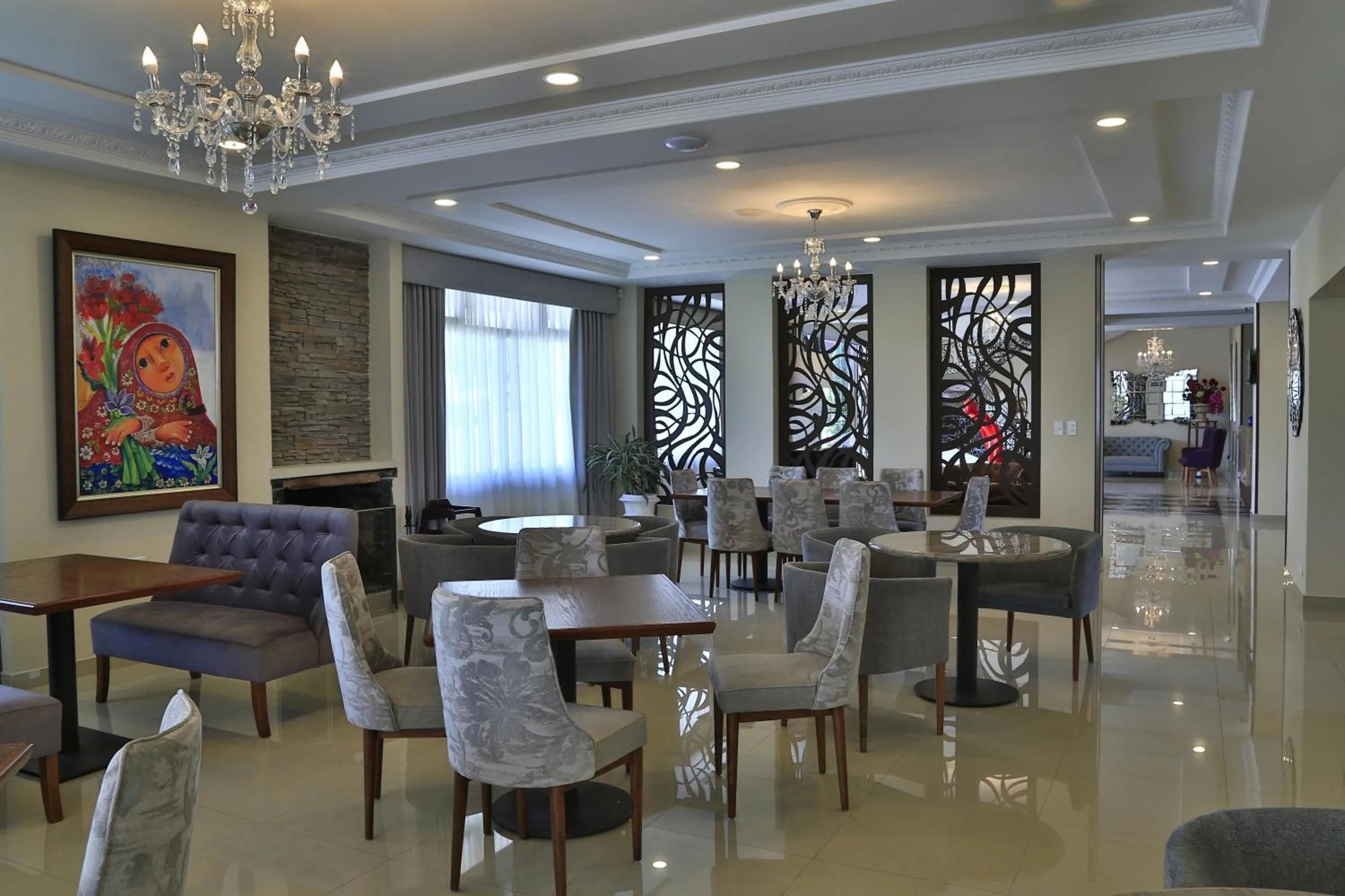 Restaurant/places to eat in Quindeloma Art Hotel & Gallery