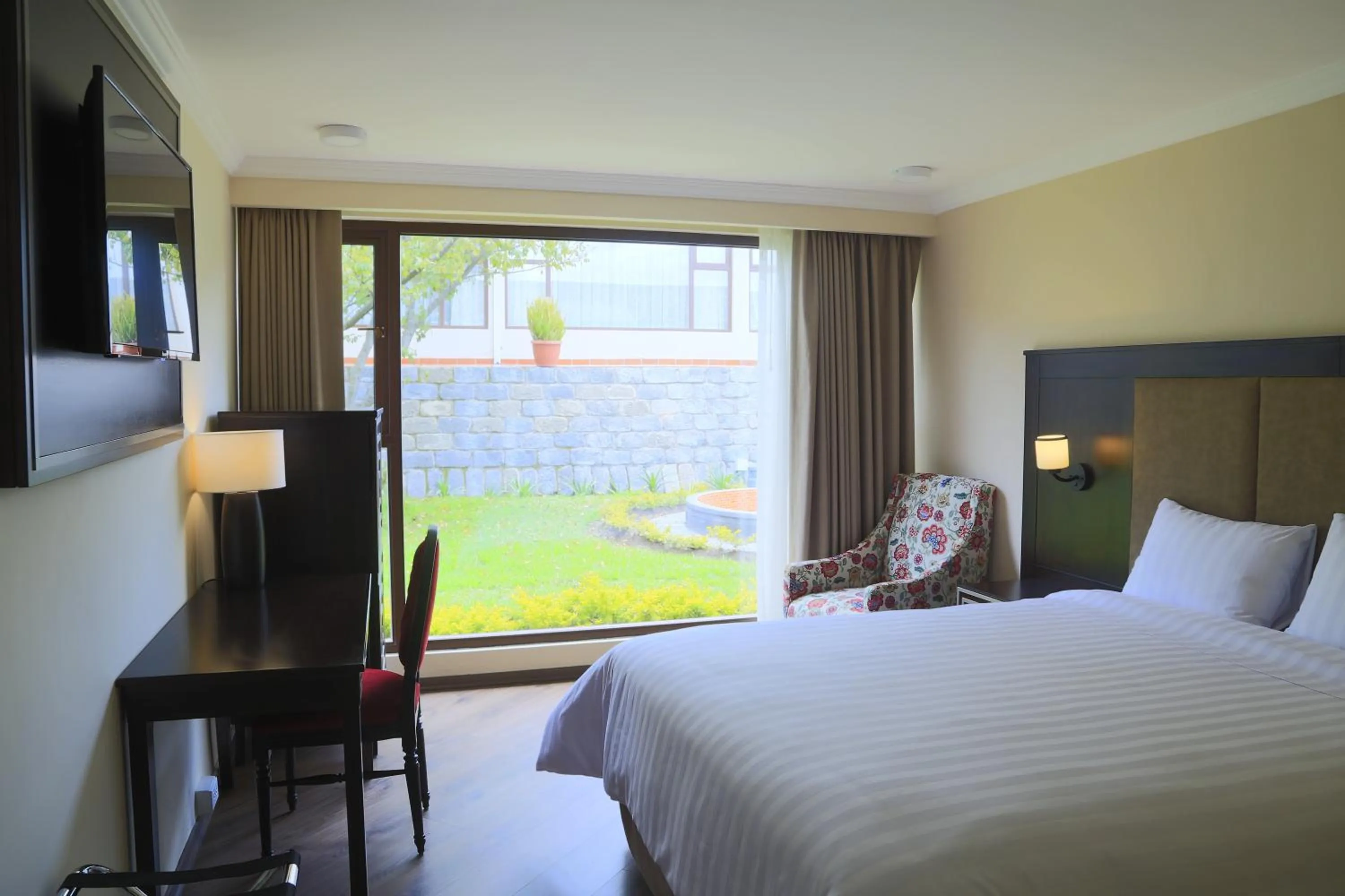 Inner courtyard view, Bed in Quindeloma Art Hotel & Gallery