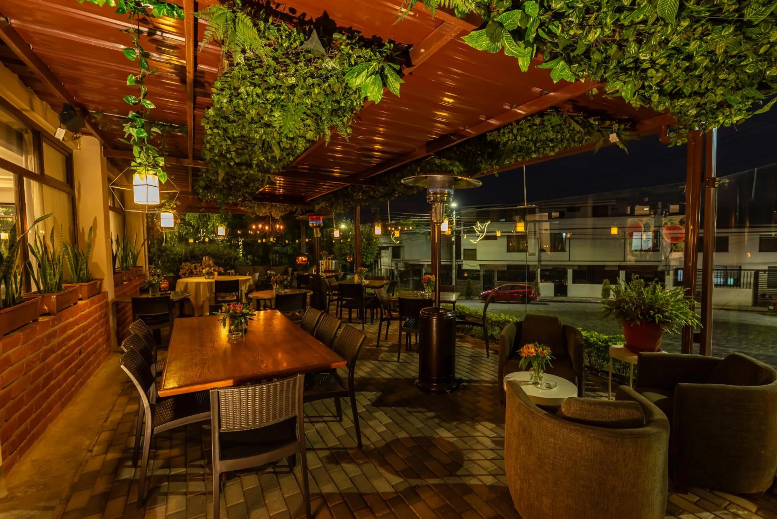 Restaurant/places to eat in Quindeloma Art Hotel & Gallery