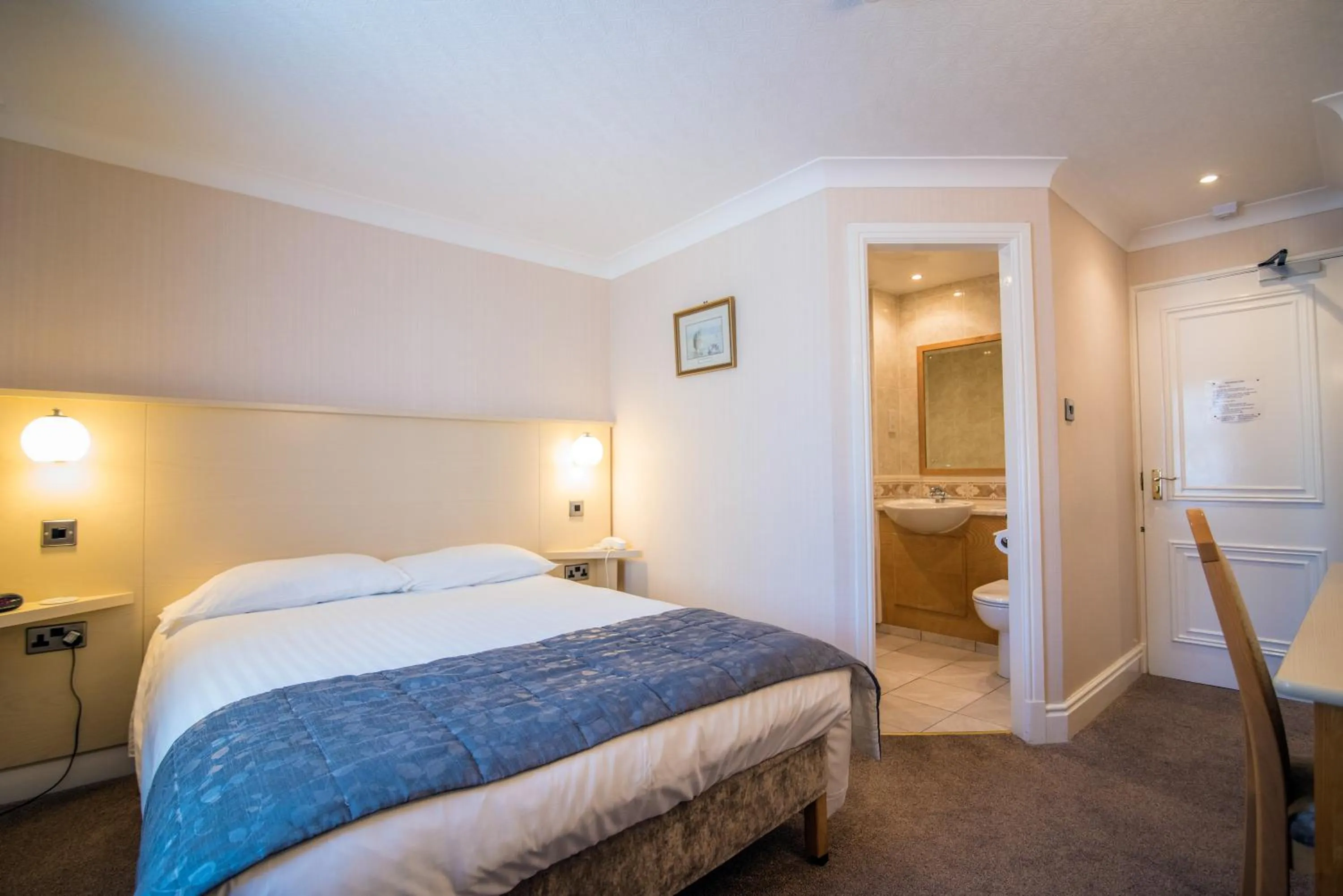 TV and multimedia, Bed in Astley Bank Hotel