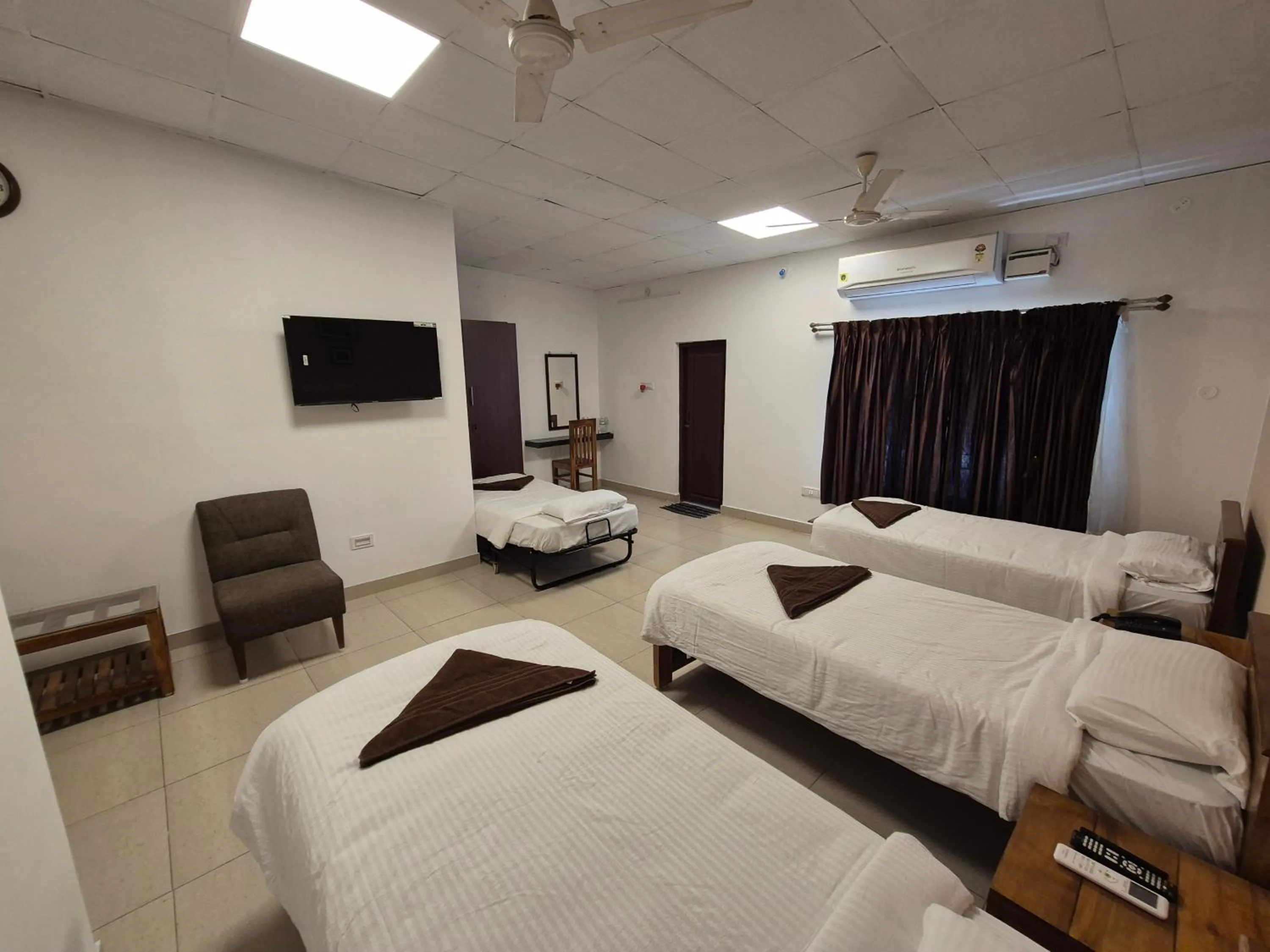 Bedroom, Bed in Rams Inn