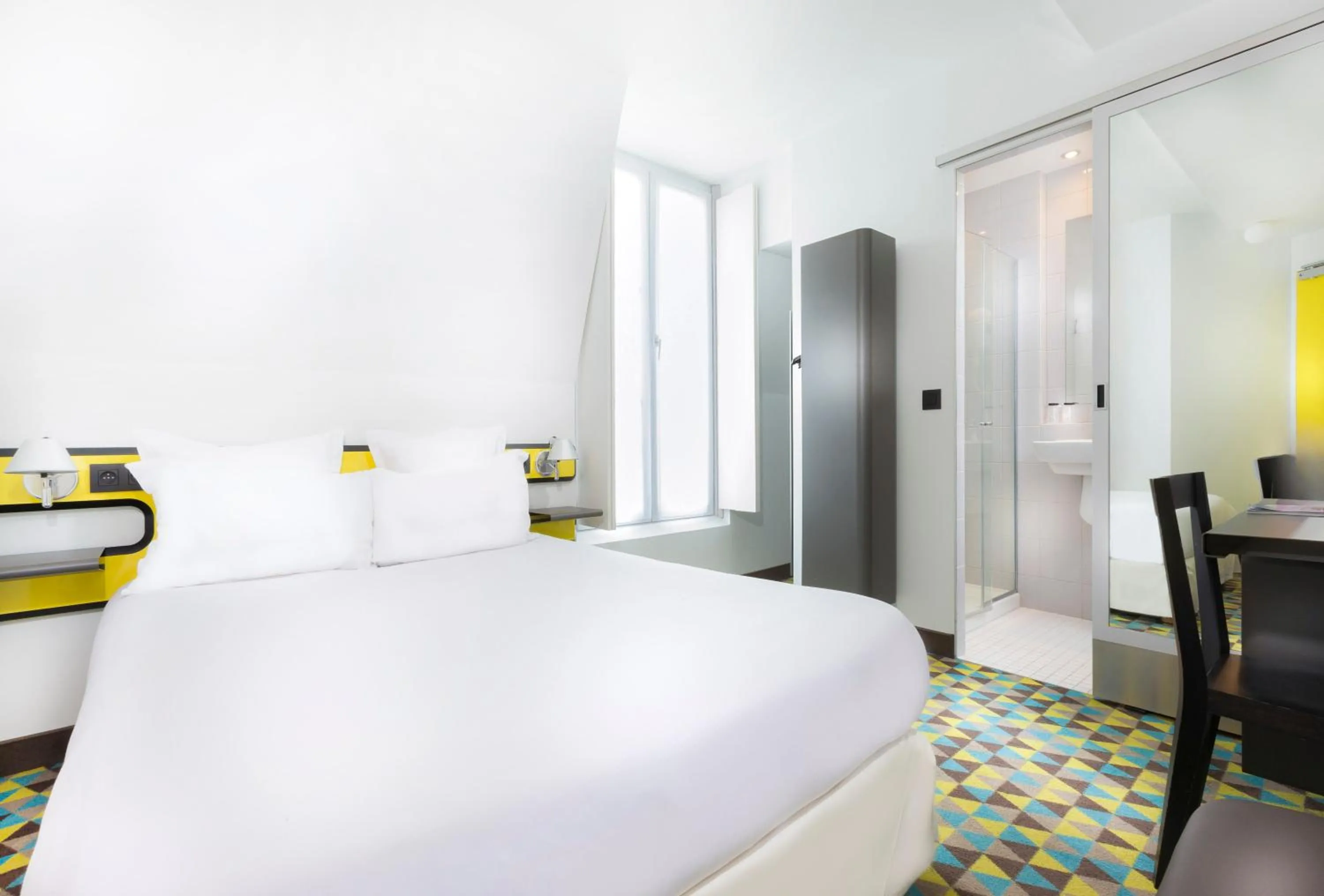 Photo of the whole room, Bed in Libertel Montmartre Opéra