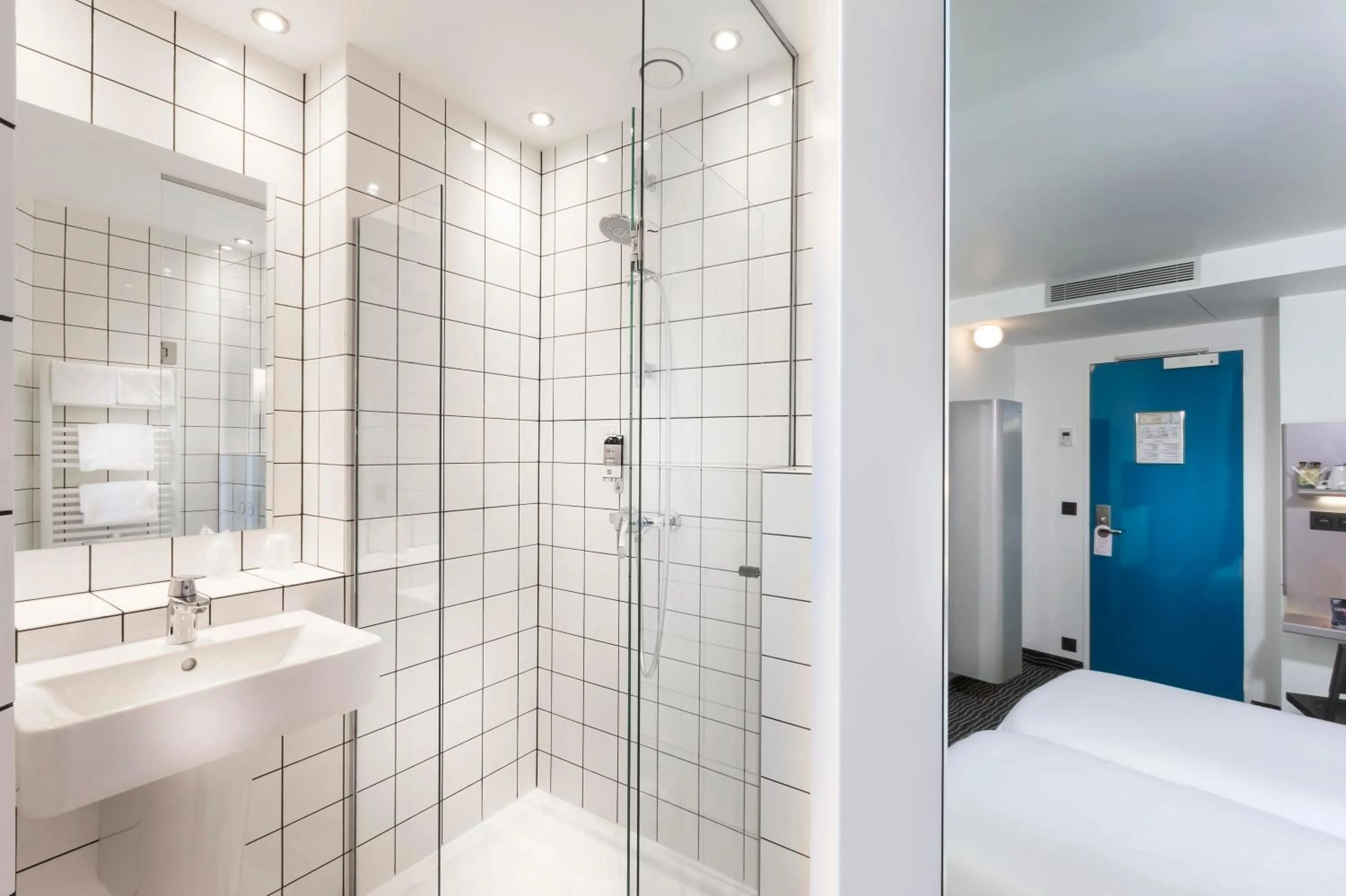 Bathroom in Libertel Canal Saint Martin