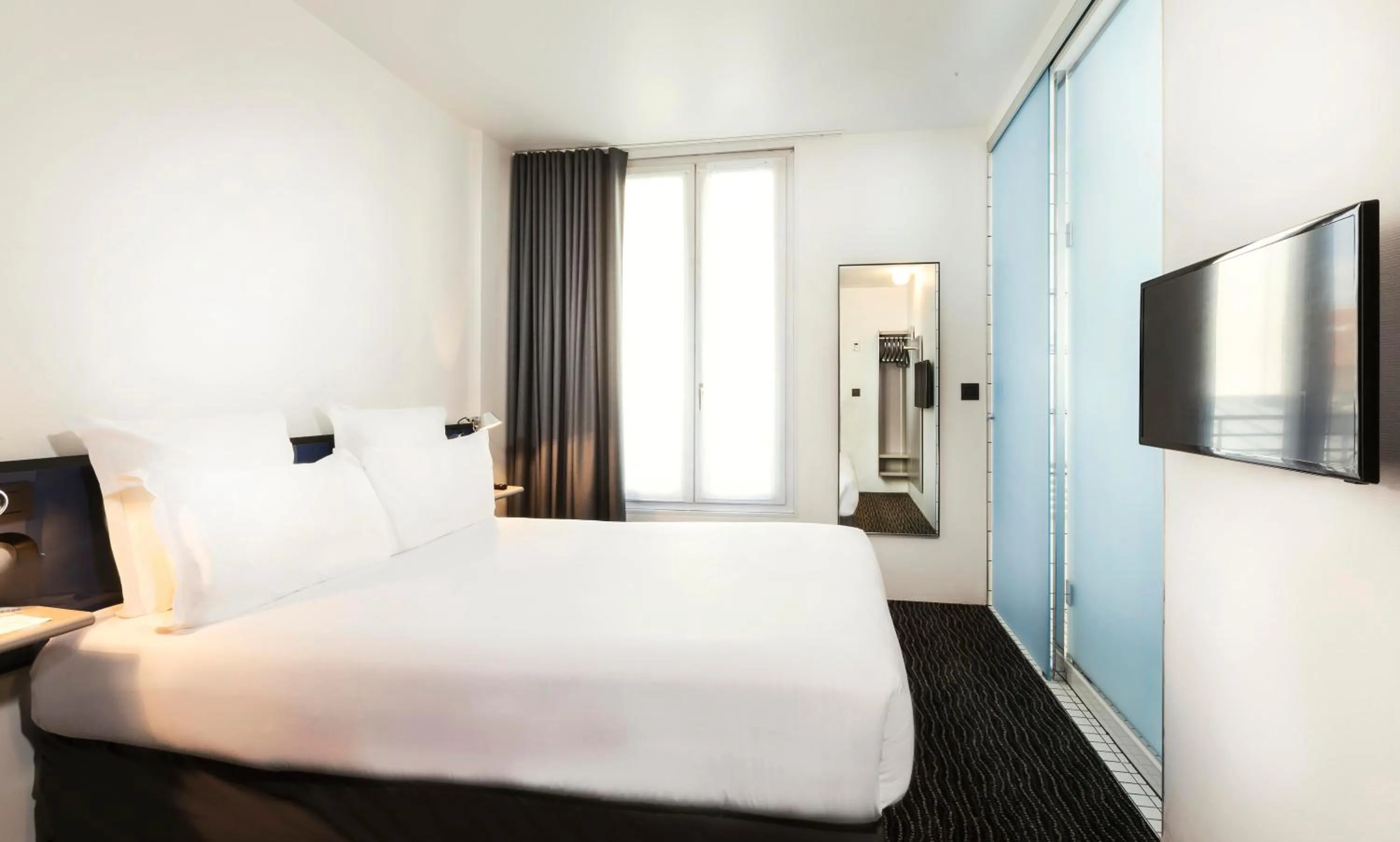 Bed in Libertel Canal Saint Martin