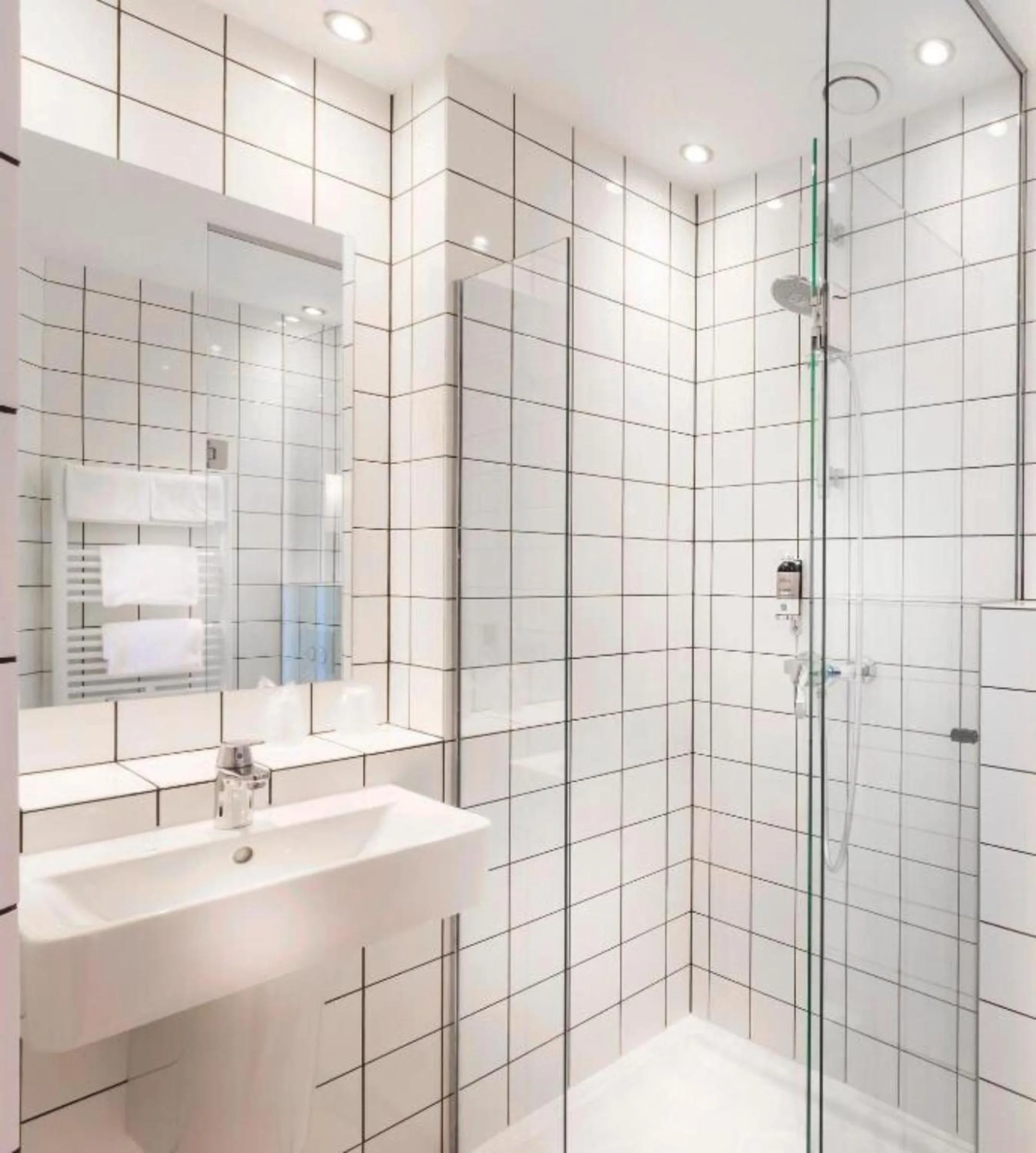 Bathroom in Libertel Canal Saint Martin