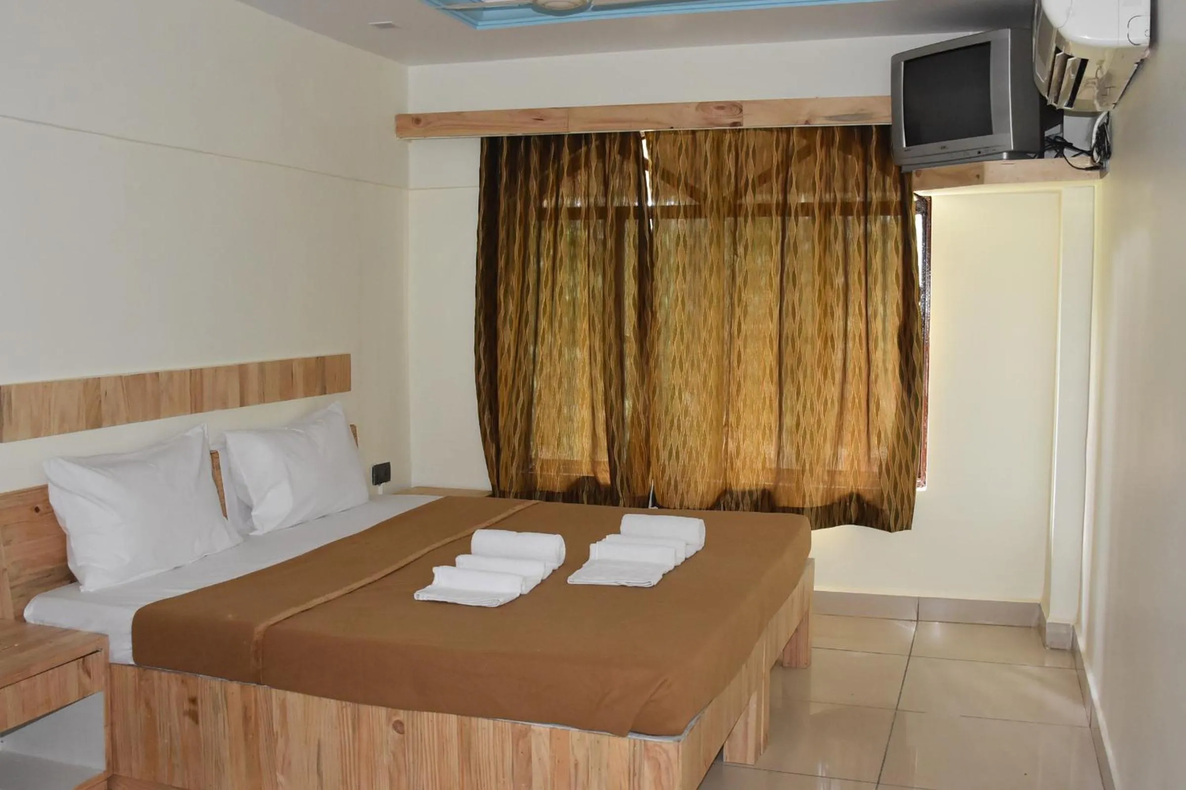 Photo of the whole room, Bed in Riverside Inn