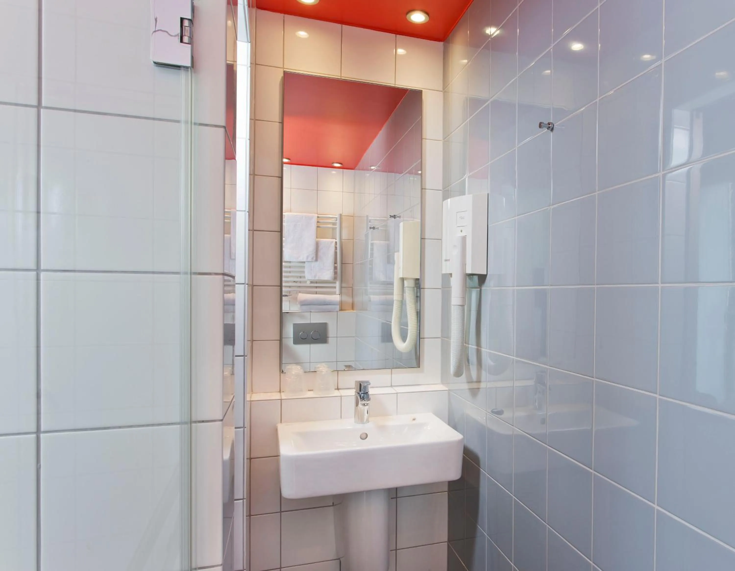 Bathroom in Libertel Gare Du Nord Suede