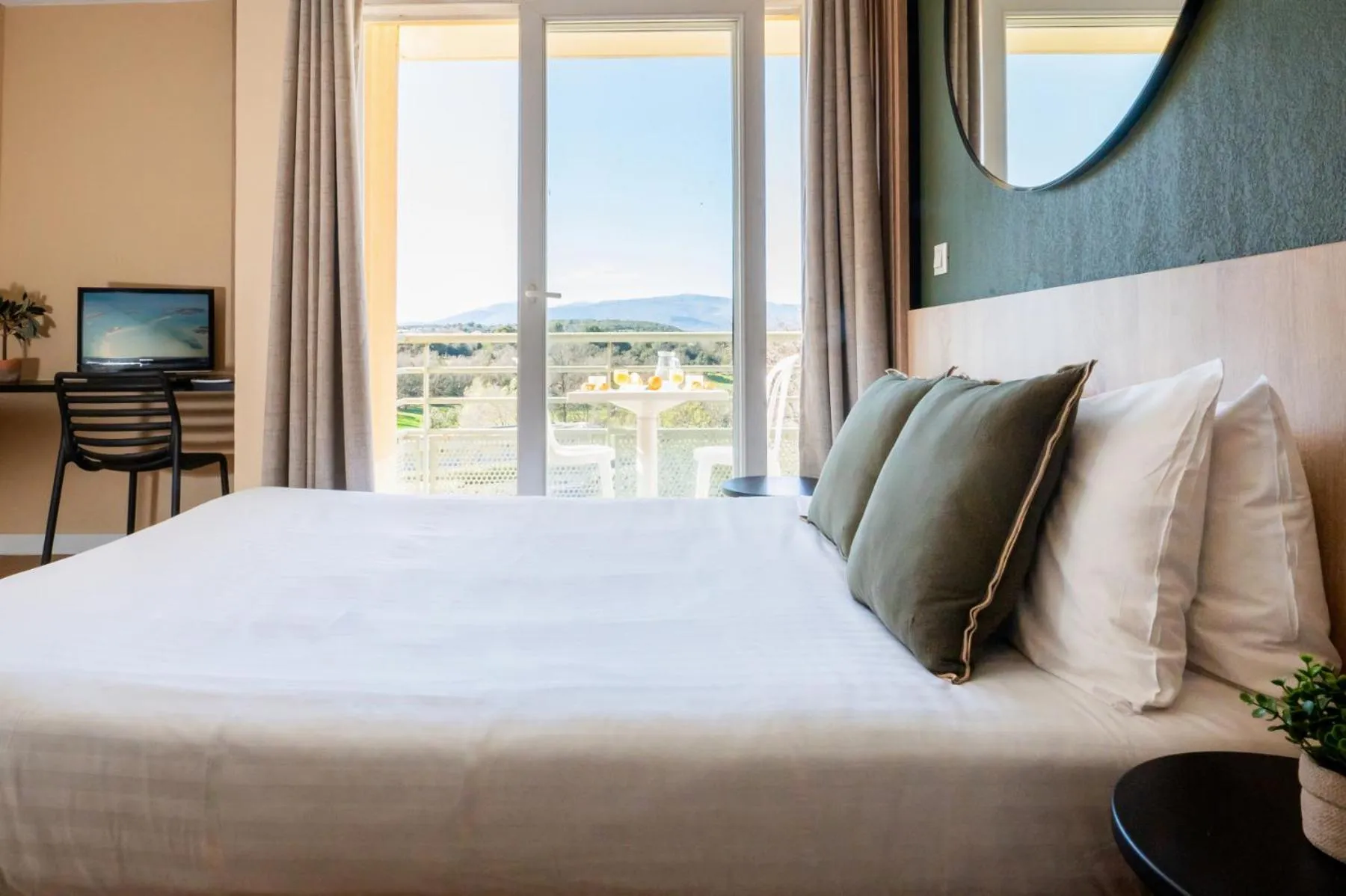 Bedroom, Bed in Nemea Appart Hotel Green Side Biot Sophia Antipolis