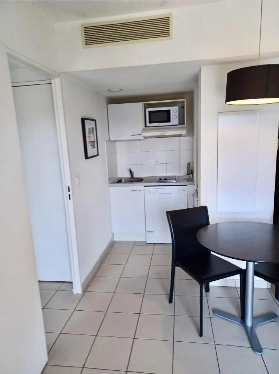 Kitchen or kitchenette in Nemea Appart Hotel Green Side Biot Sophia Antipolis