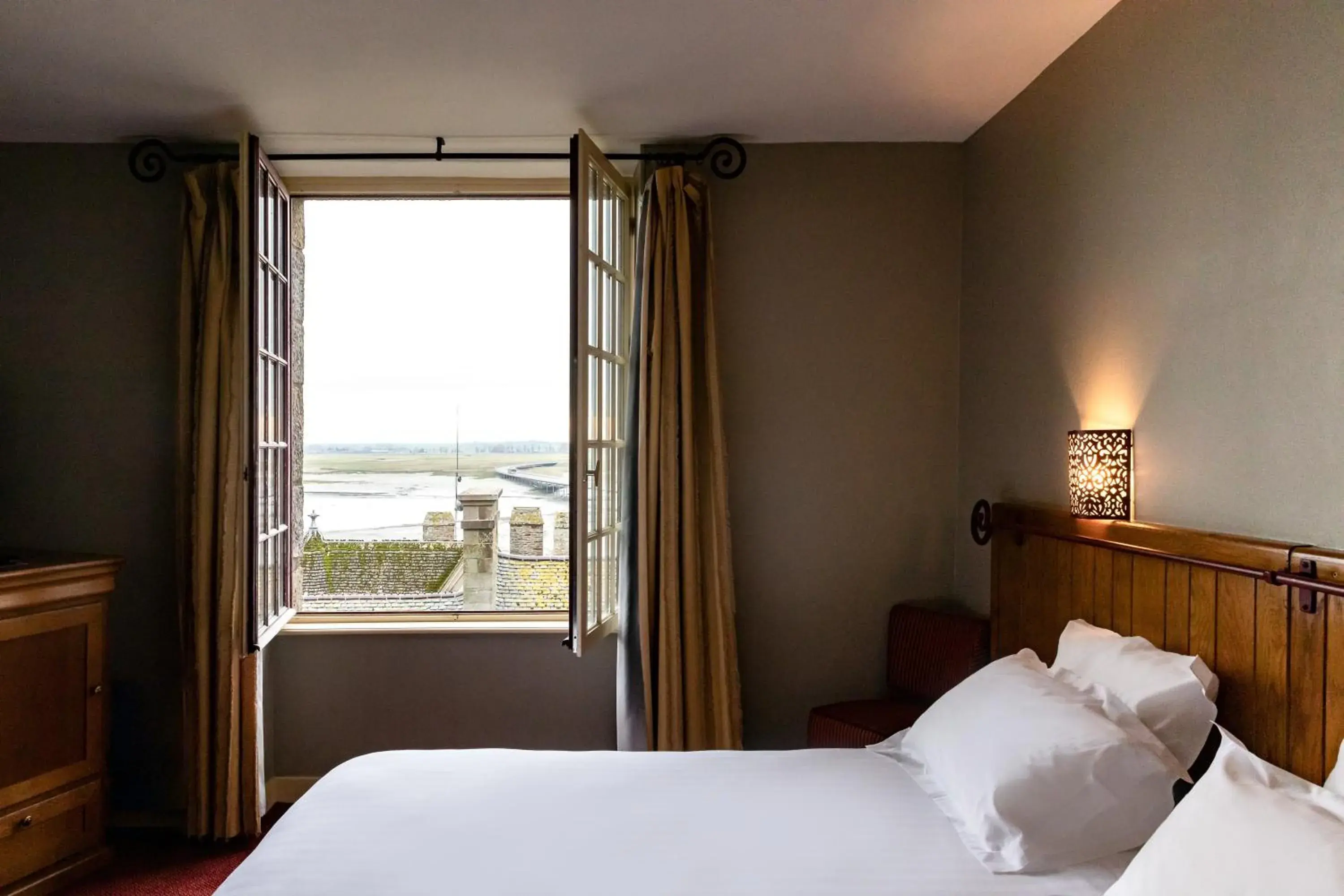 Double or Twin Room with Bay Mont-Saint-Michel View - Red House in La Mère Poulard Double or Twin Room with Bay Mont-Saint-Michel View - Red House in La Mère Poulard