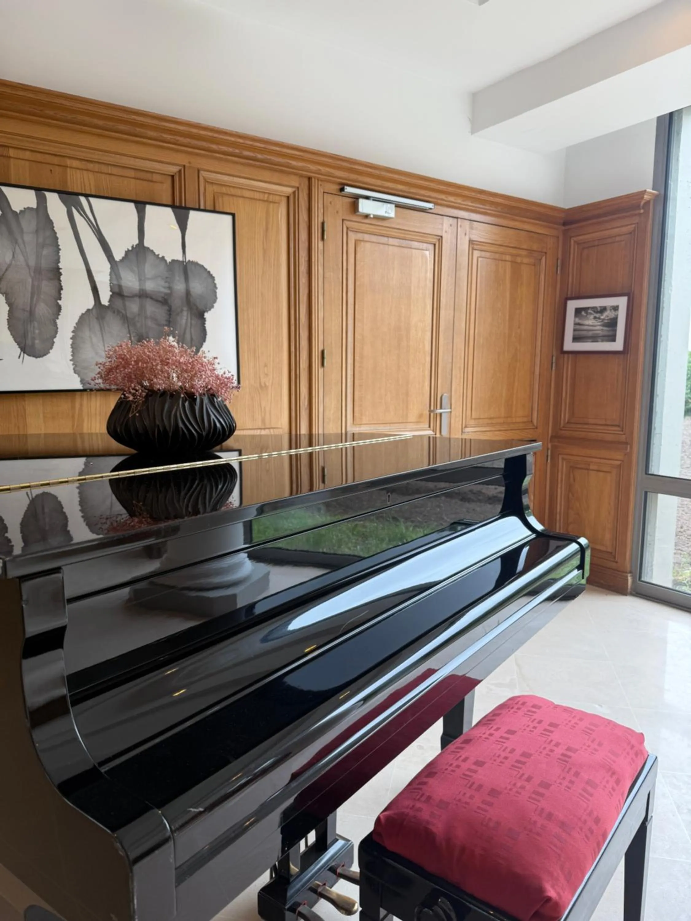 Communal lounge/ TV room in Le Relais Saint Michel