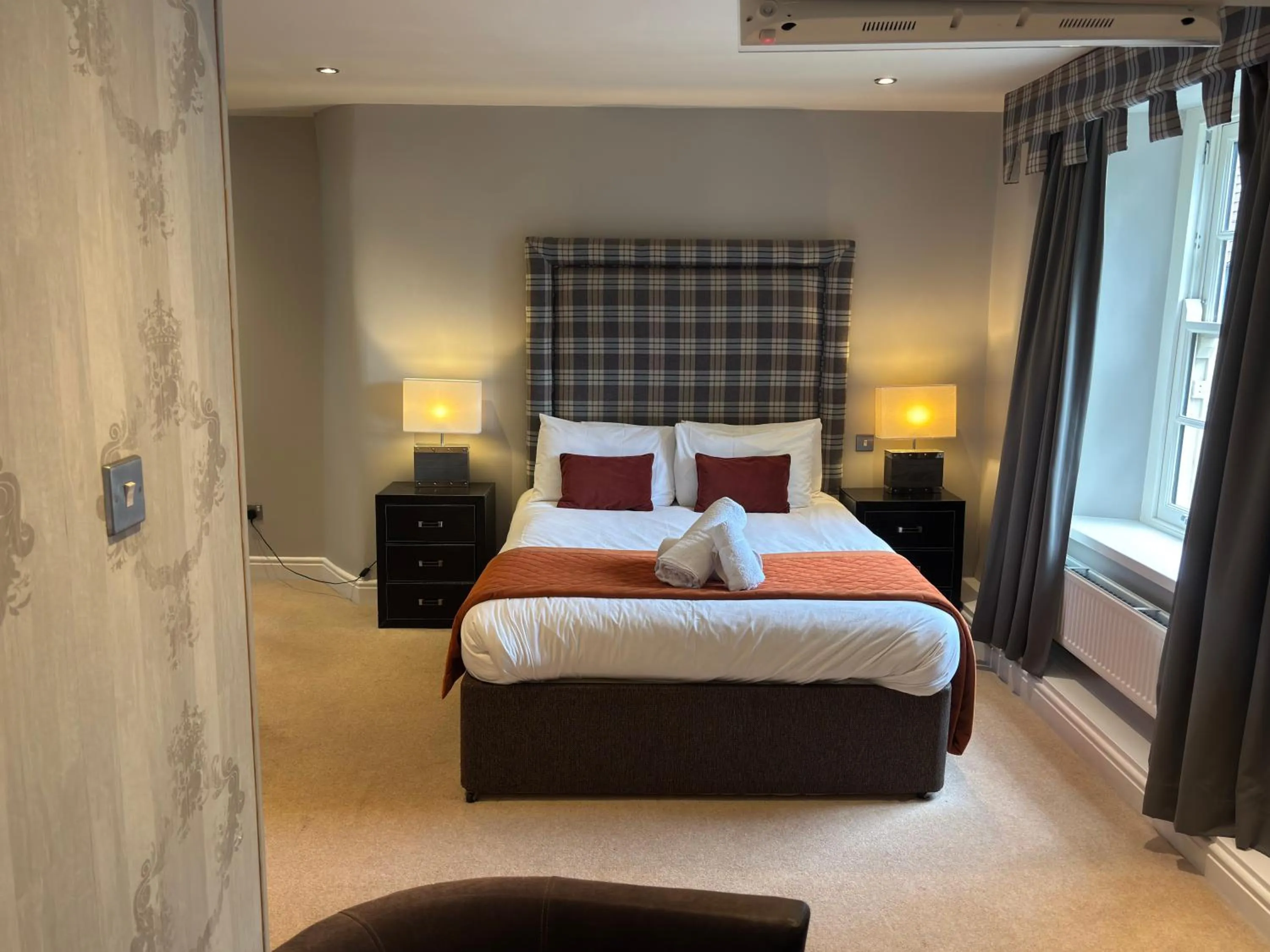 Bedroom, Bed in Manor House Hotel