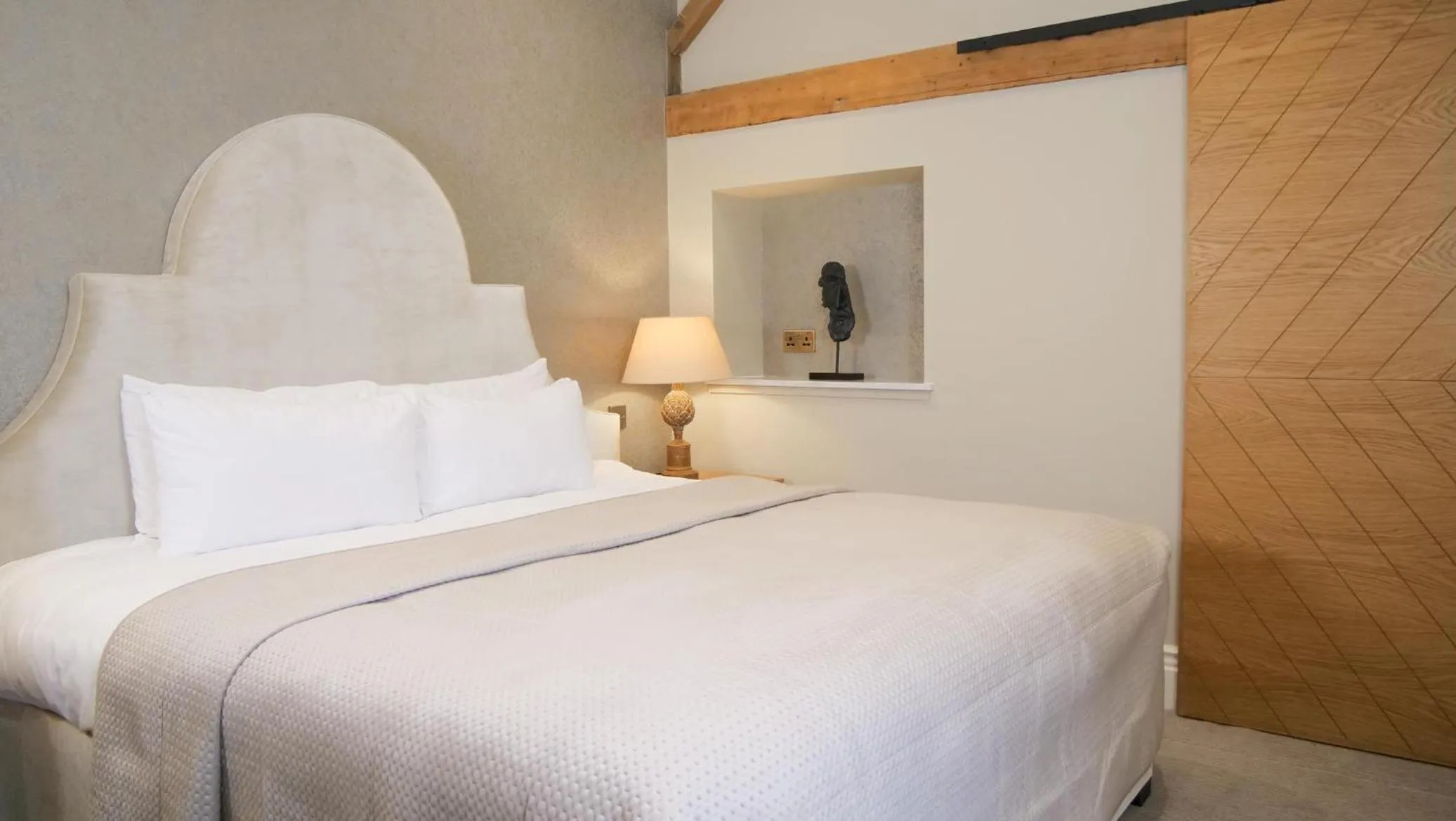 Bedroom, Bed in Manor House Hotel