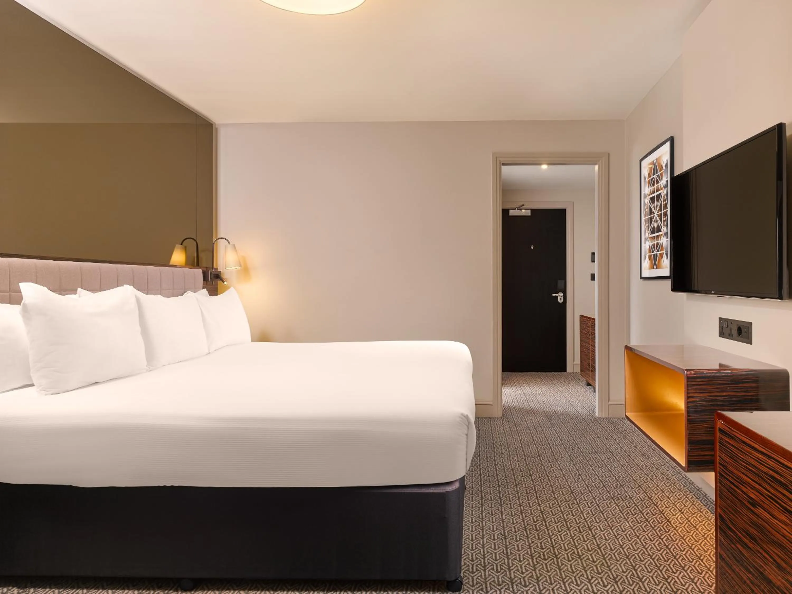 Bedroom, Bed in Strand Palace