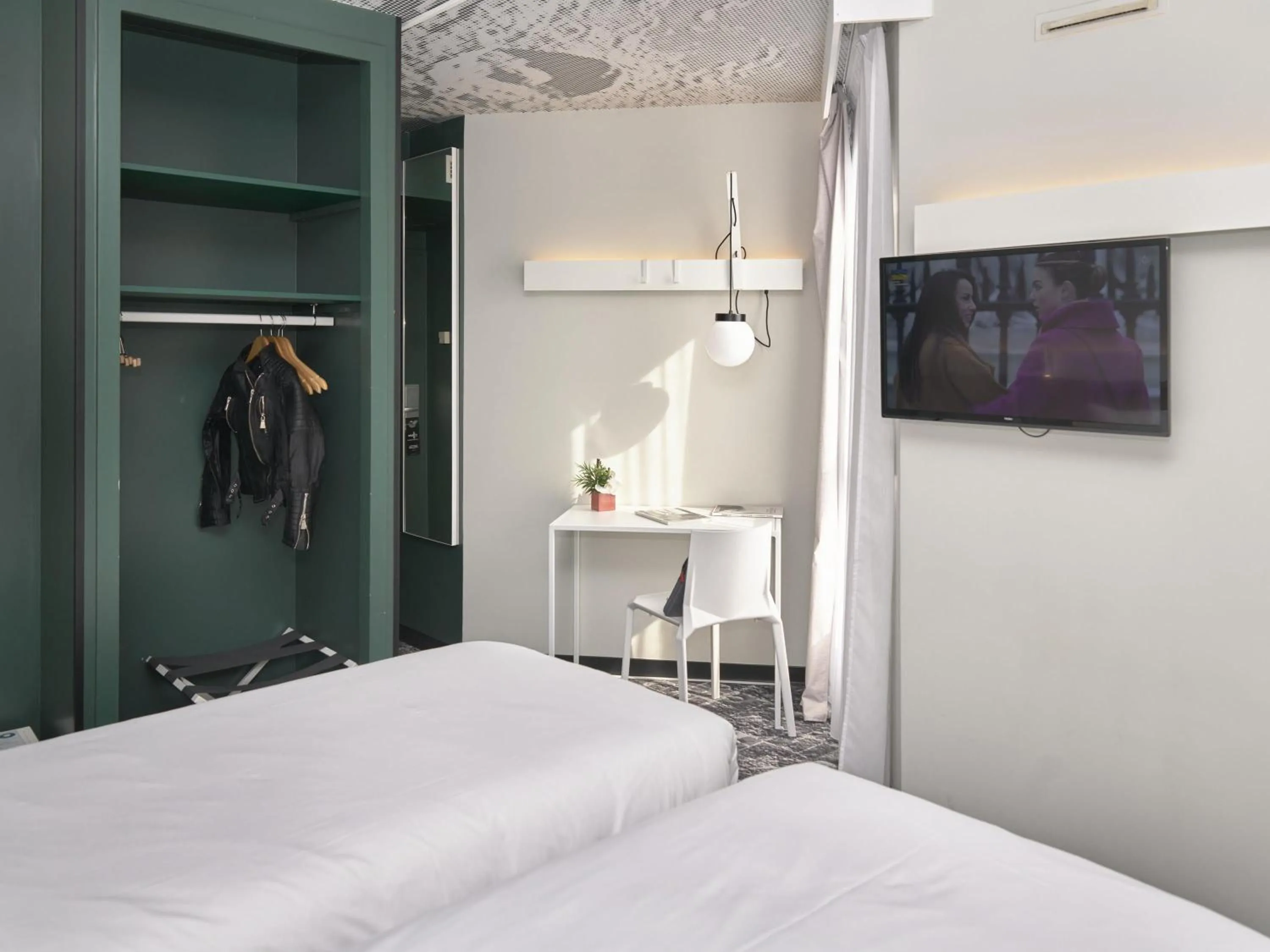 Bedroom, Bed in Ibis Annecy - Cran-Gevrier