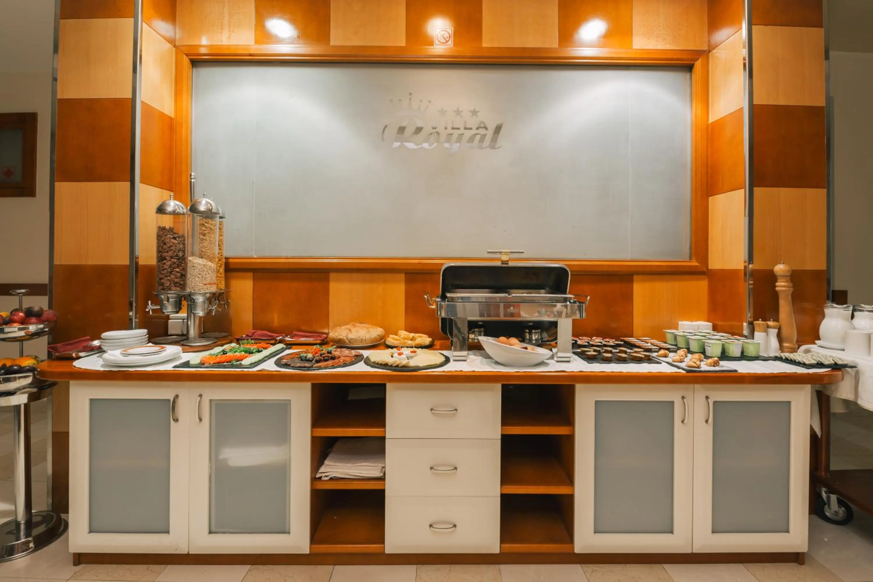 Restaurant/places to eat in Villa Royal Apartments