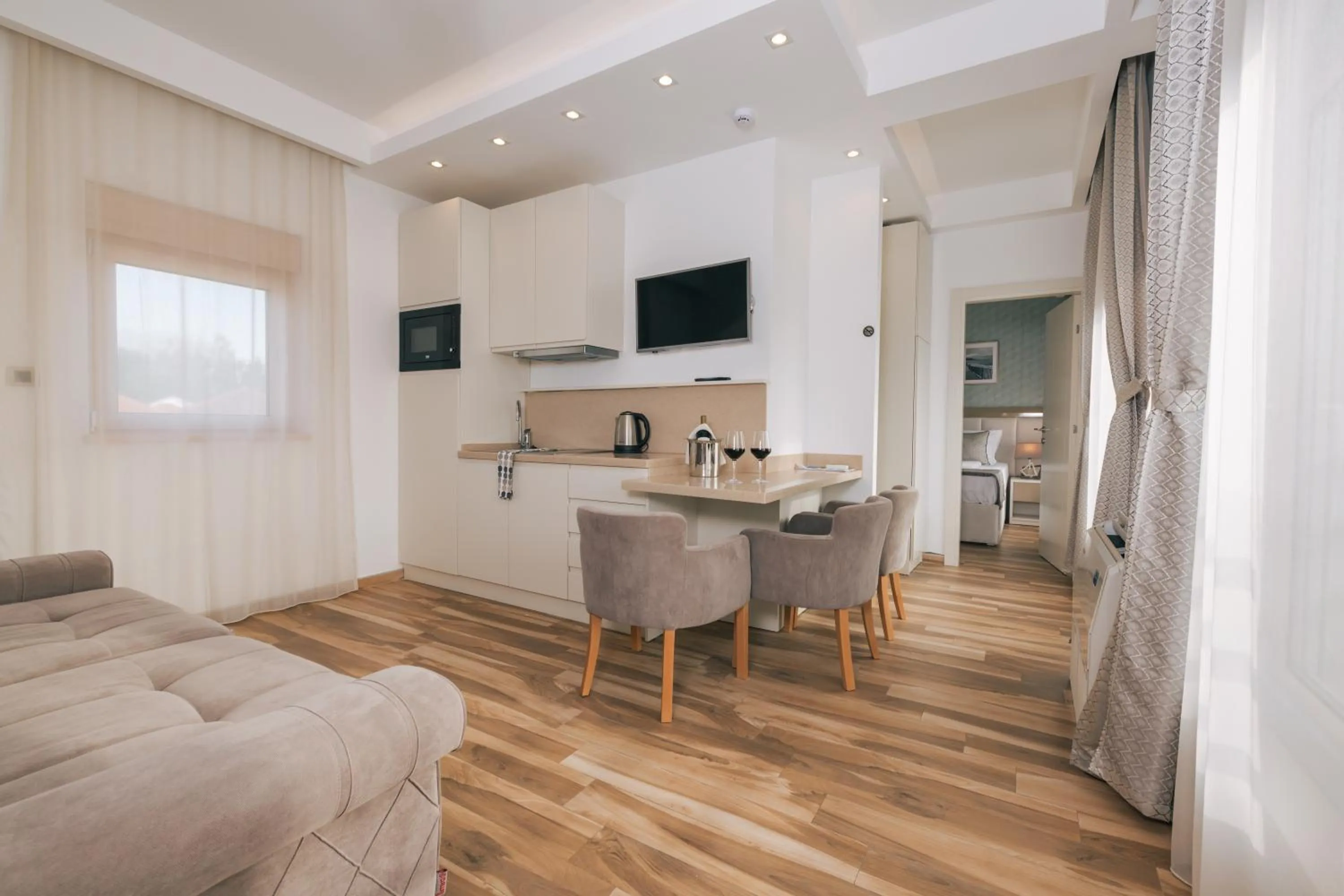 TV and multimedia in Villa Royal Apartments