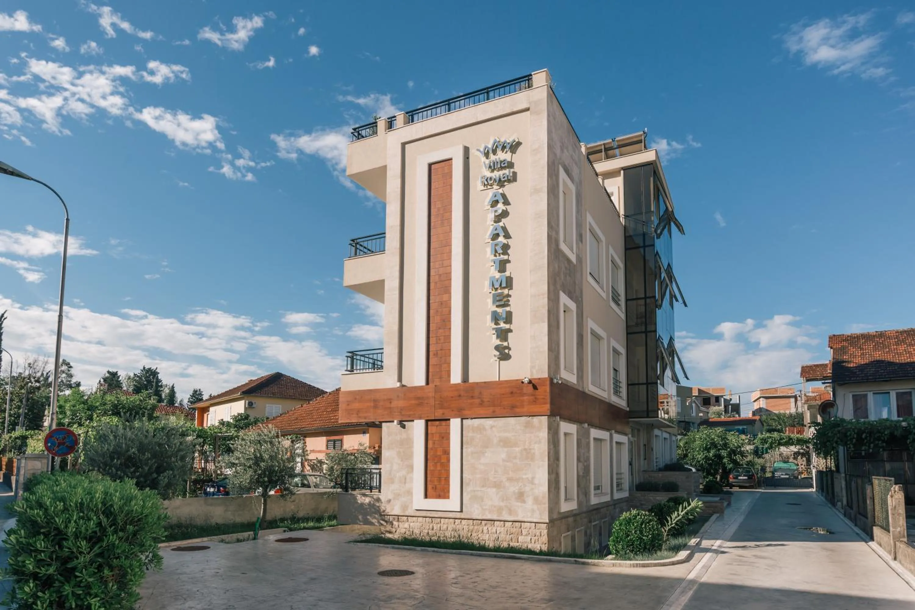 Facade/entrance in Villa Royal Apartments