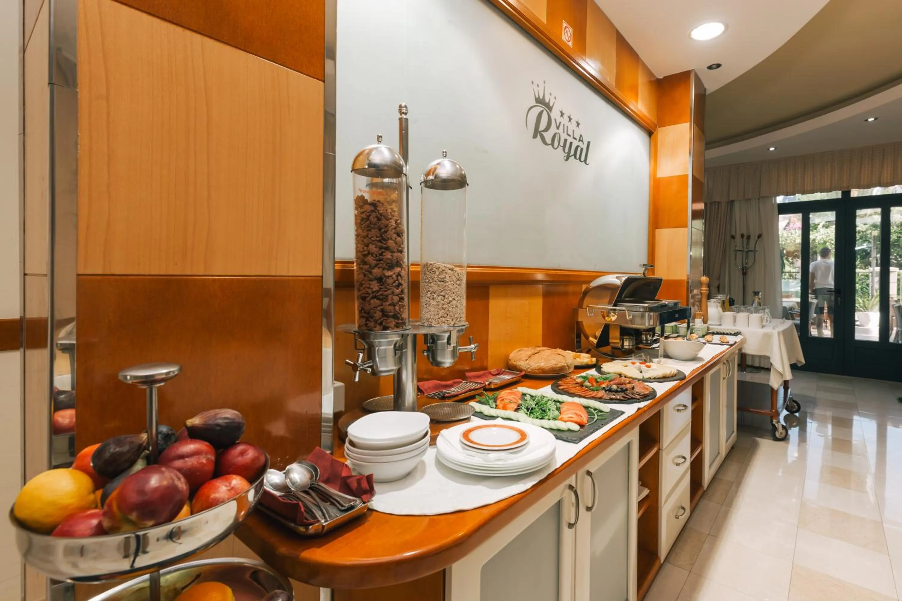 Restaurant/places to eat in Villa Royal Apartments