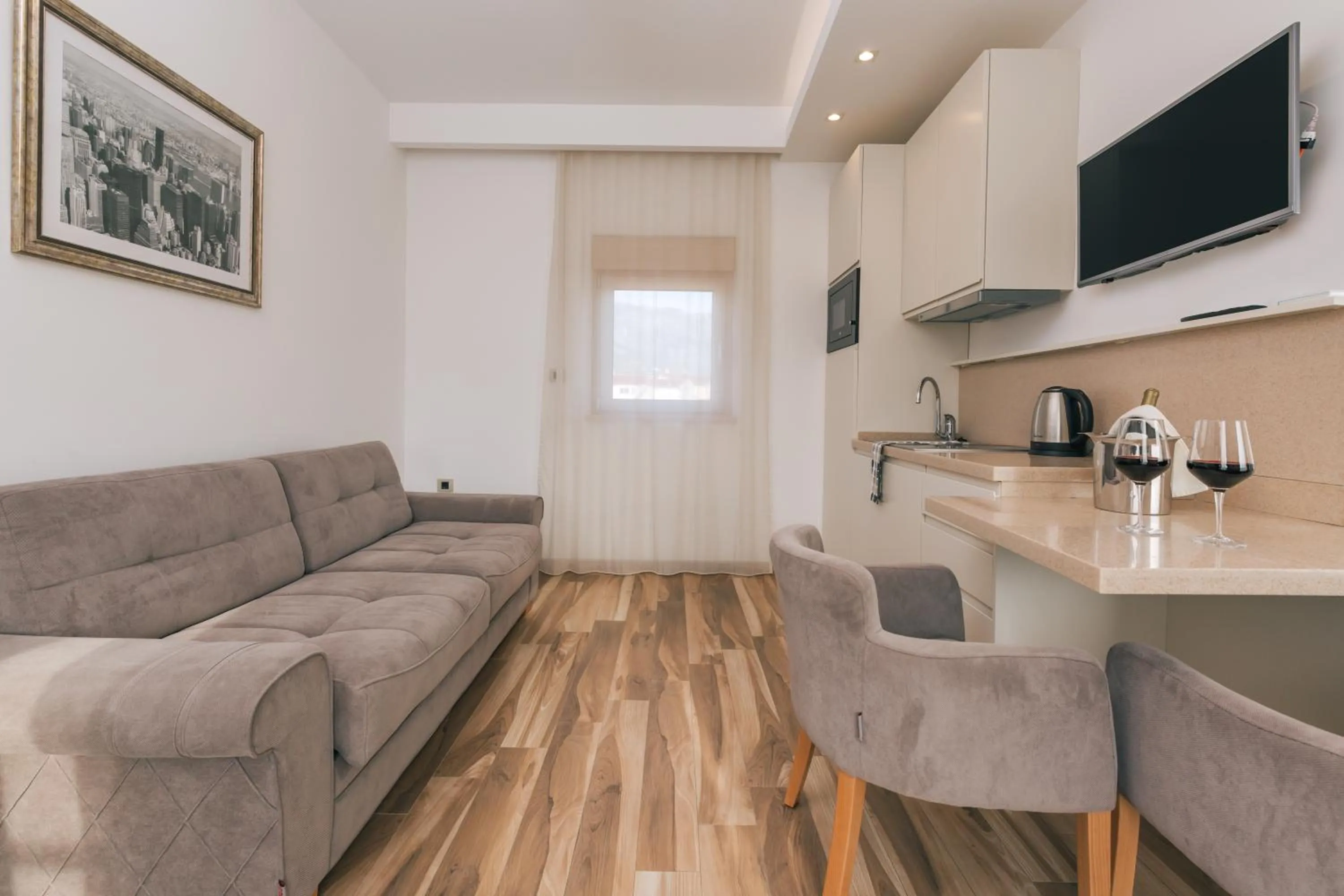 TV and multimedia in Villa Royal Apartments