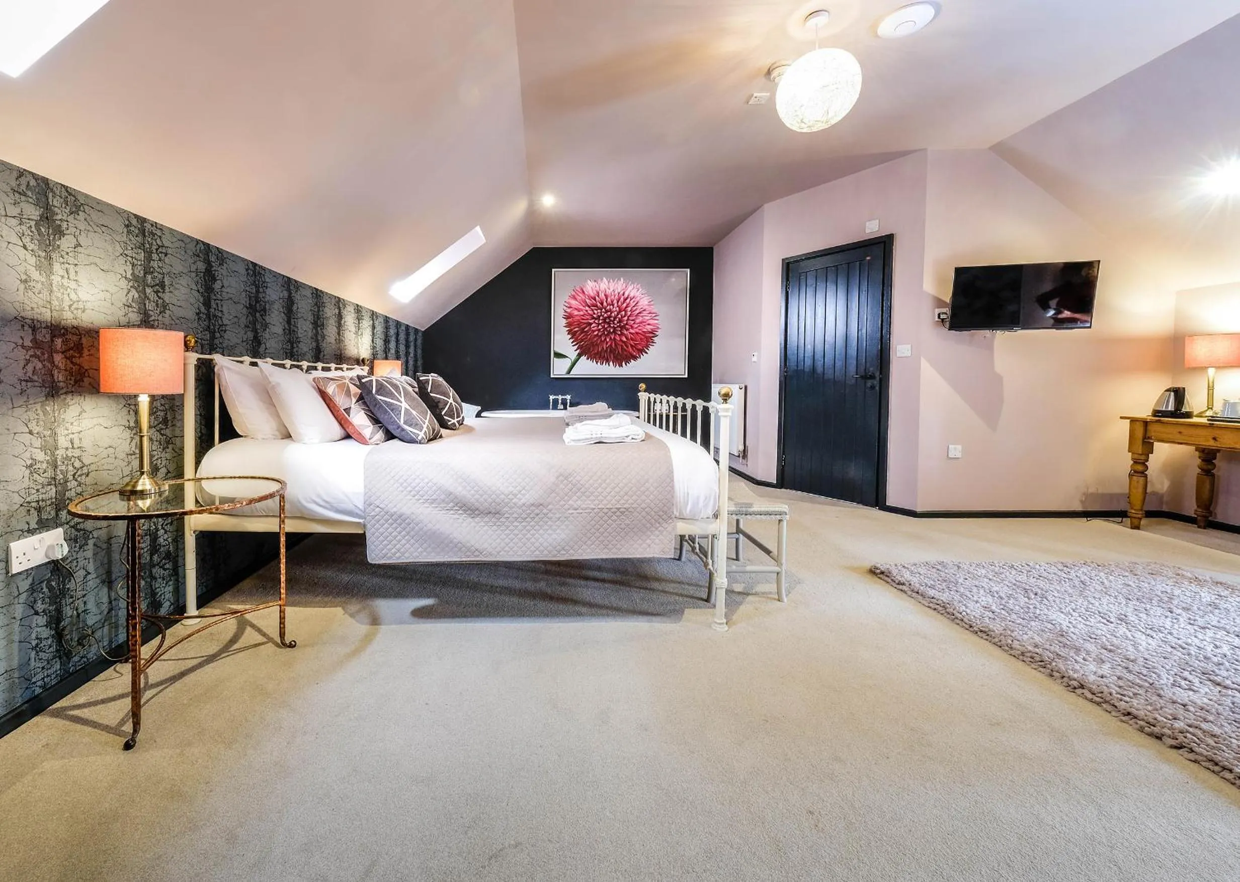 Bedroom, Bed in The Westleton Crown