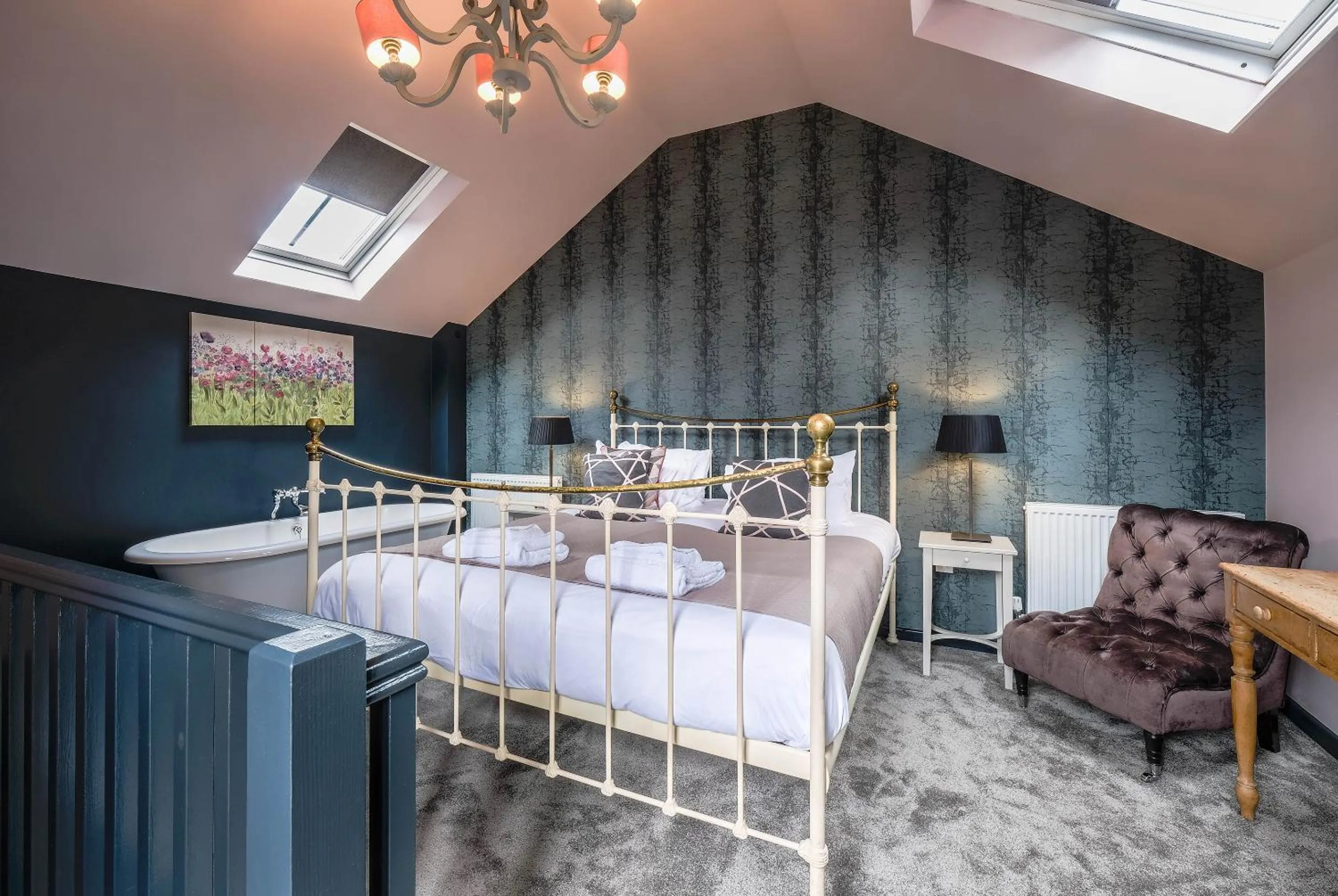 Bedroom, Bed in The Westleton Crown