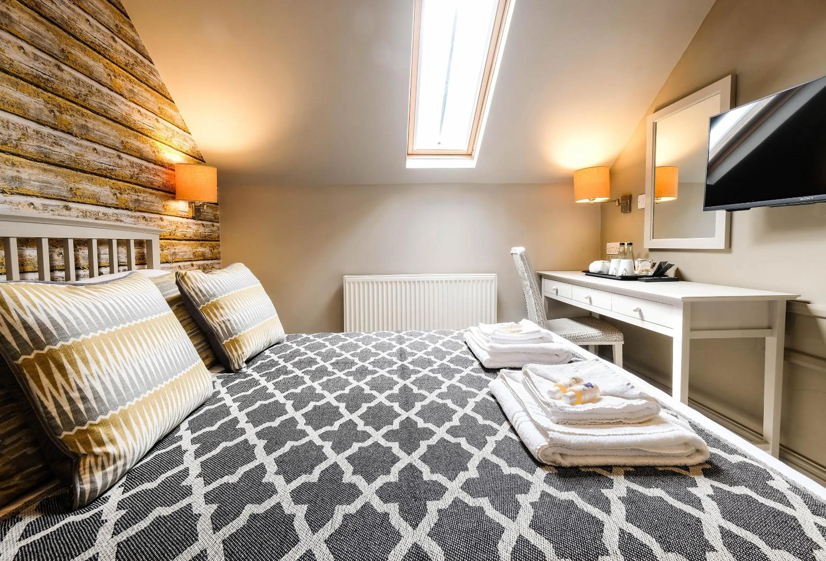 Bedroom, Bed in The Westleton Crown