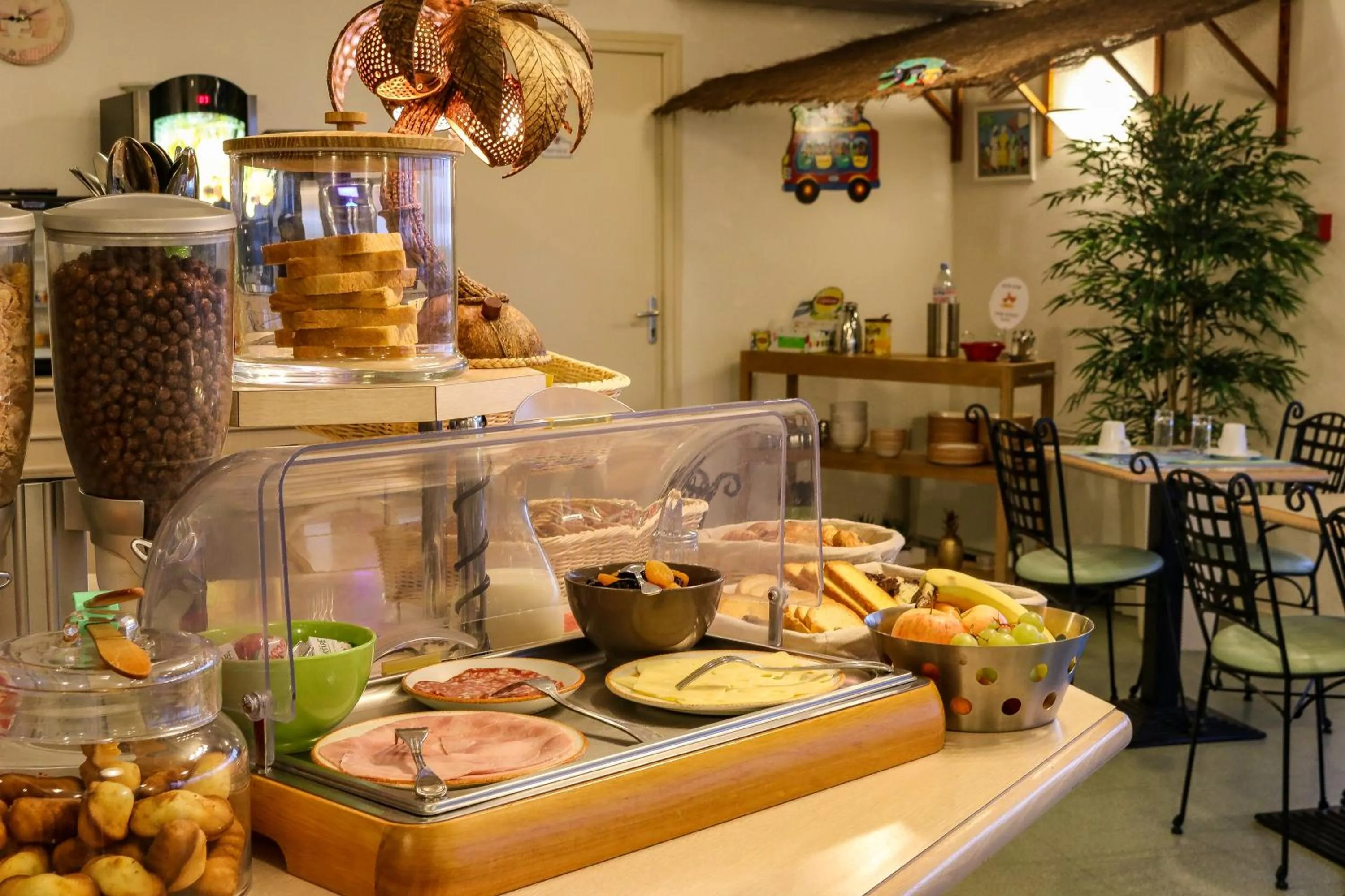 Buffet breakfast in Hôtel Le Kolibri