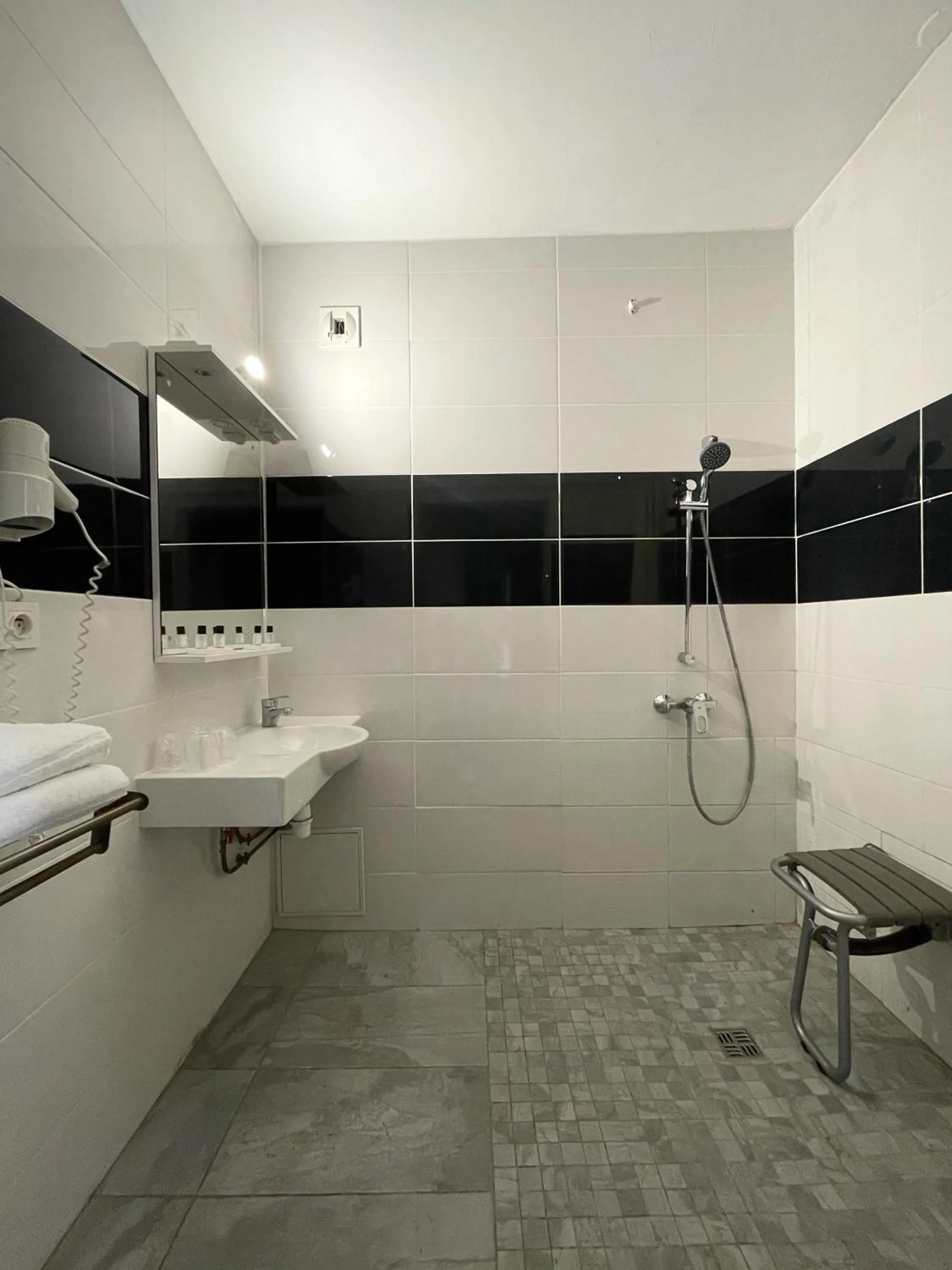 Shower in Hôtel Restaurant Kyriad Direct DIJON NORD - Zenith - Toison d'Or