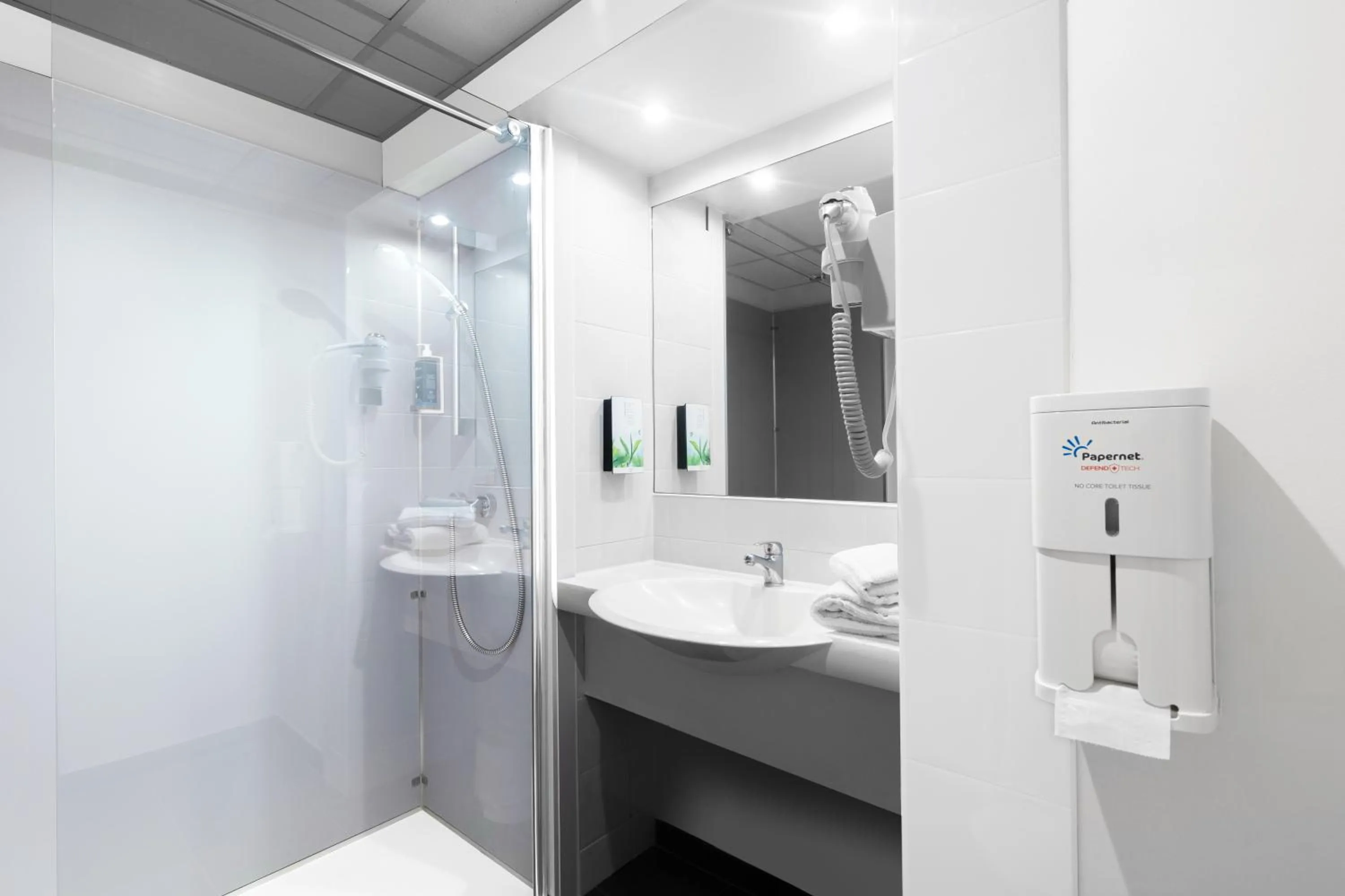 Shower in Brit Hotel Montpellier Parc Expo