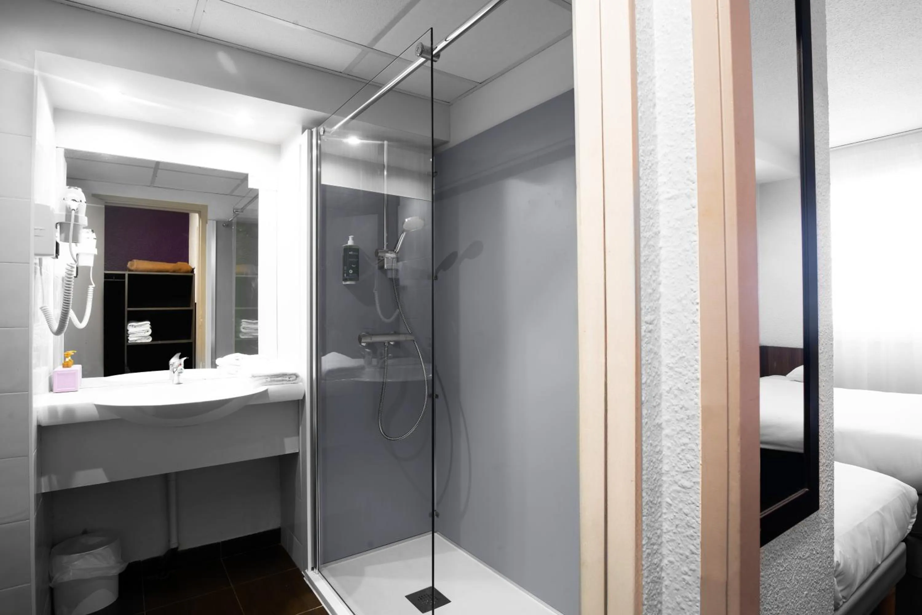 Shower in Brit Hotel Montpellier Parc Expo