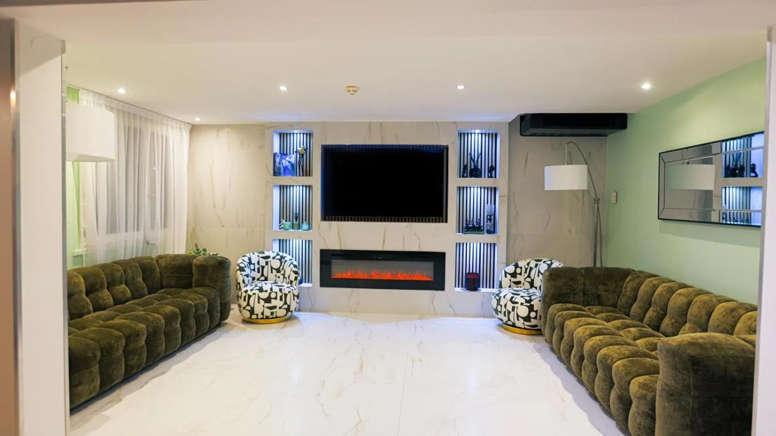 Communal lounge/ TV room in Brit Hotel Montpellier Parc Expo