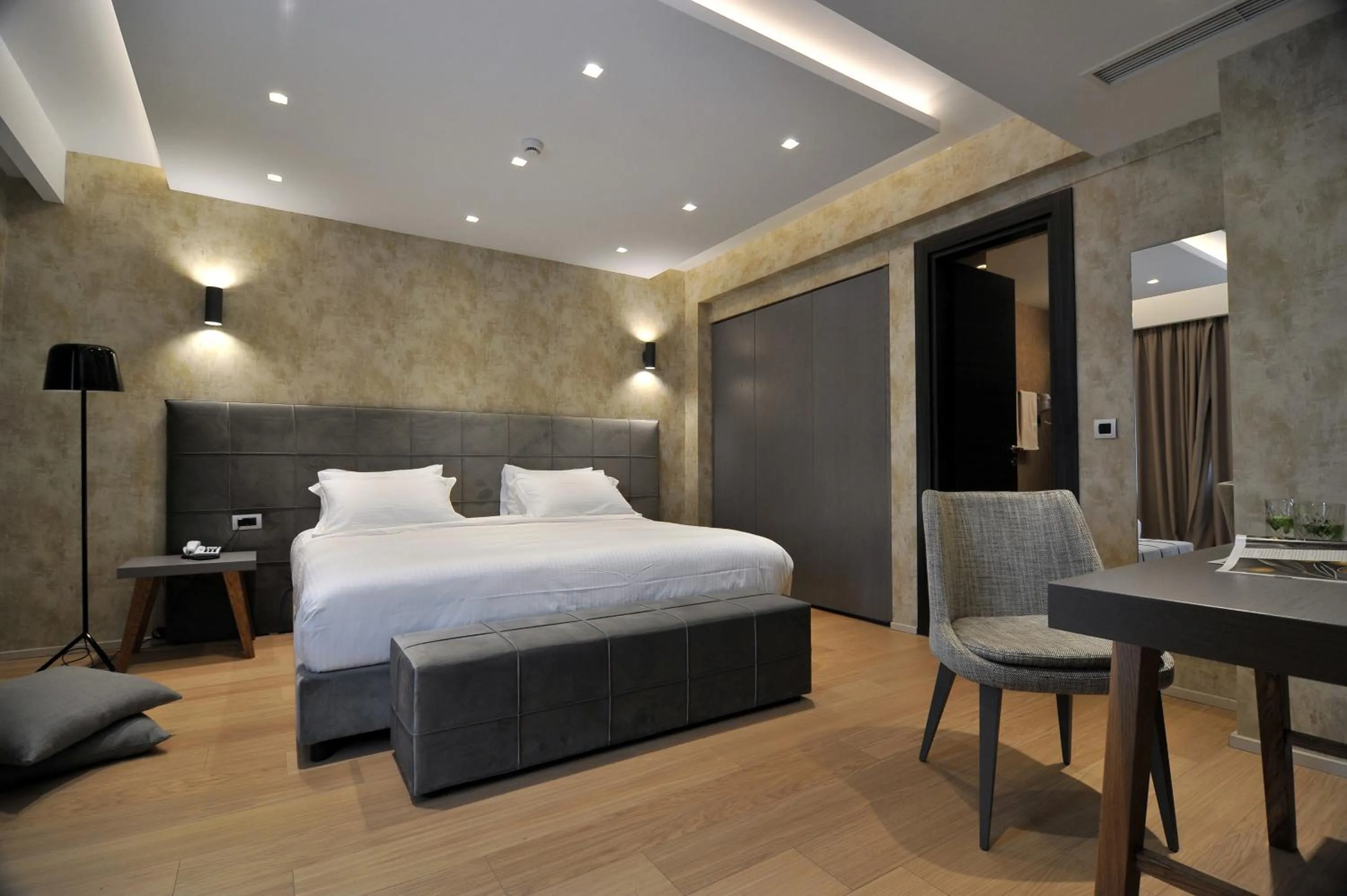 Bed in Athenaeum Grand Hotel