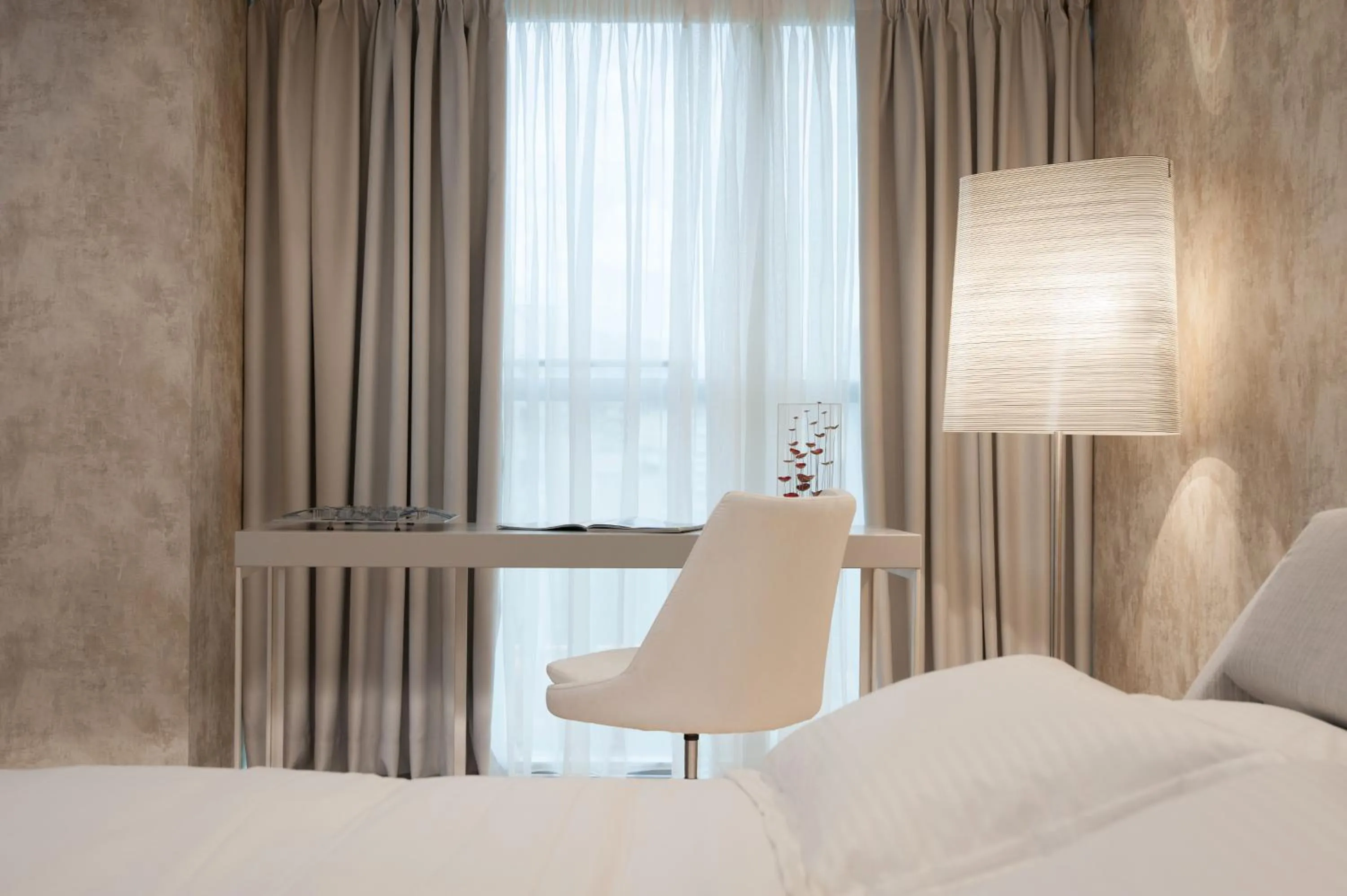 Day, Bed in Athenaeum Grand Hotel