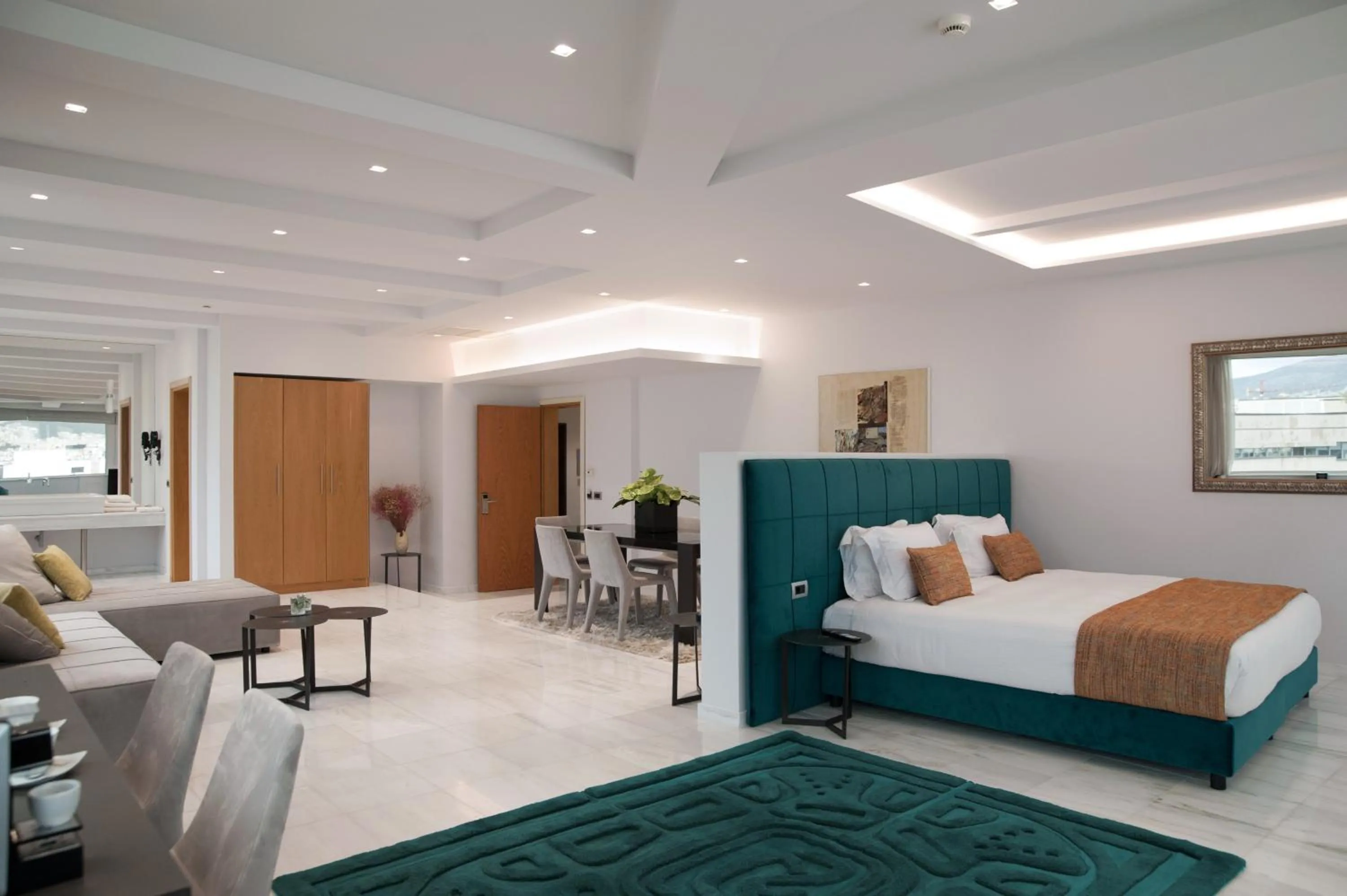 Bed in Athenaeum Grand Hotel