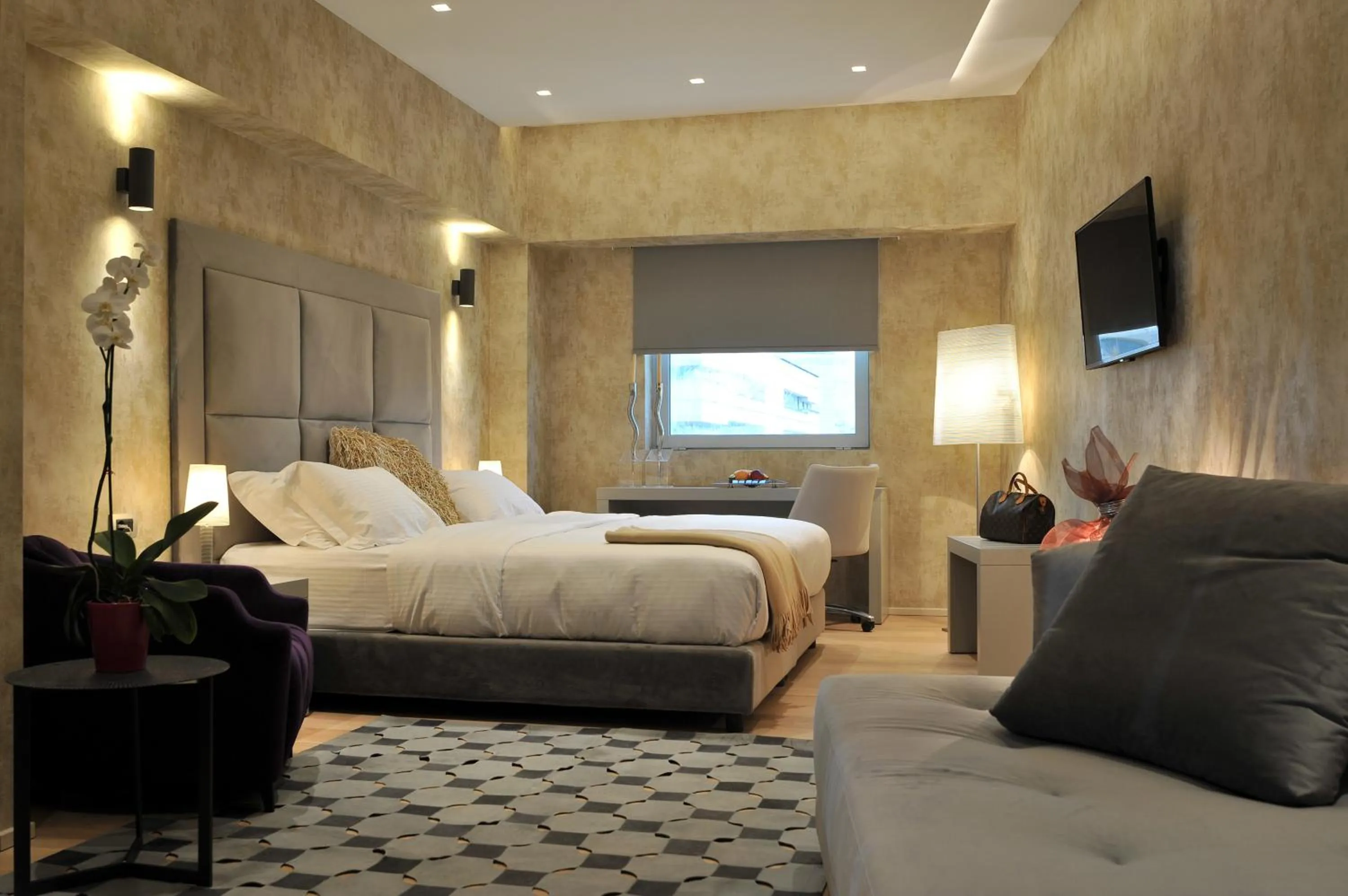 Bed in Athenaeum Grand Hotel