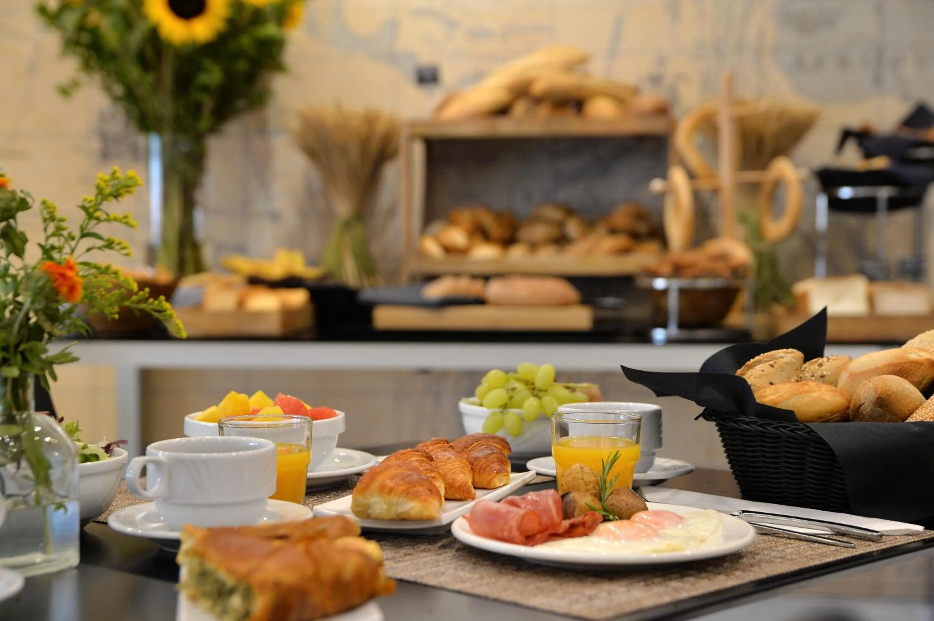 Coffee/tea facilities in Athenaeum Grand Hotel