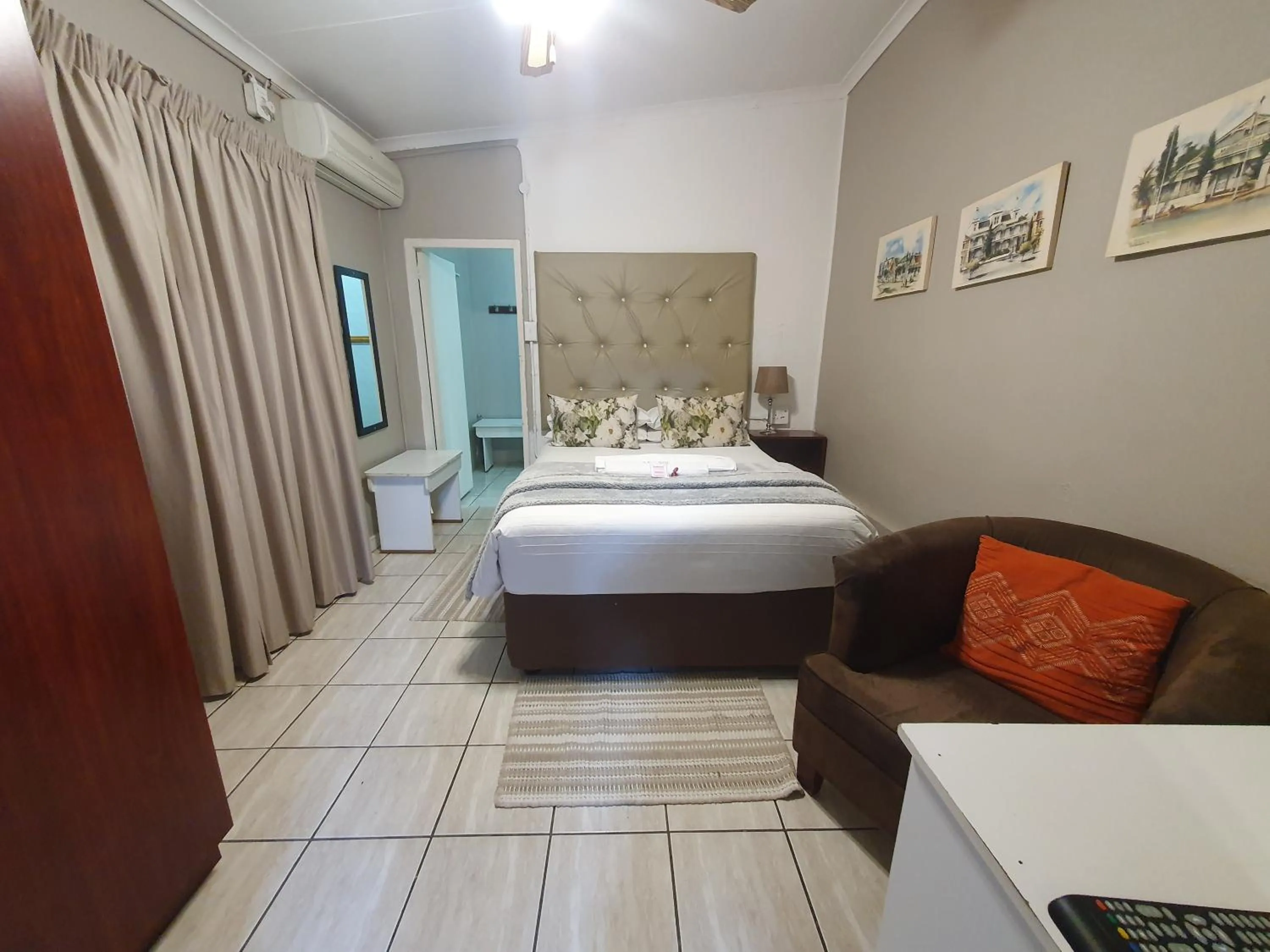 Photo of the whole room, Bed in Lavender Lane