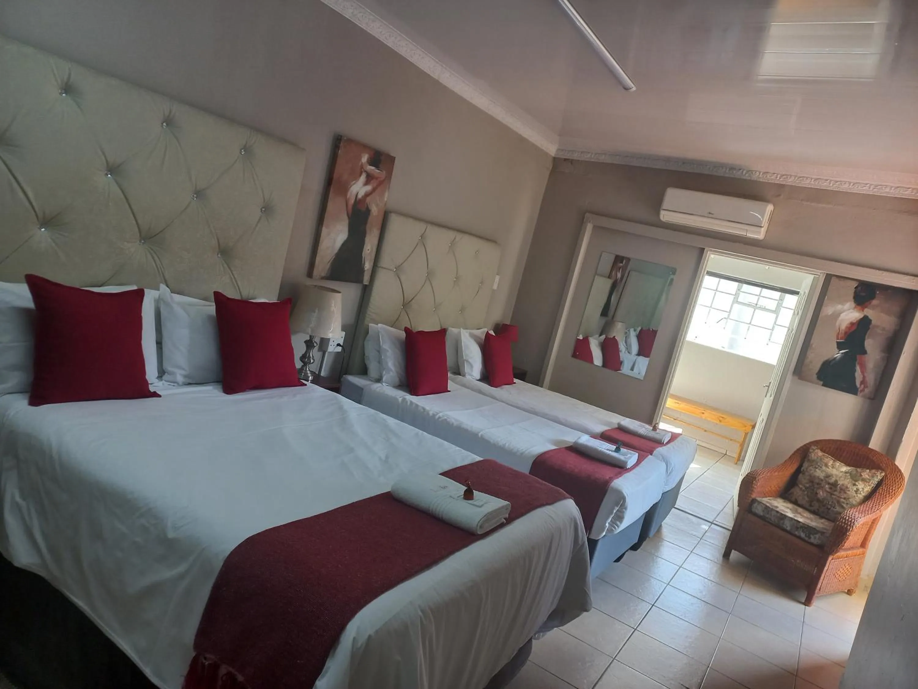 Photo of the whole room, Bed in Lavender Lane