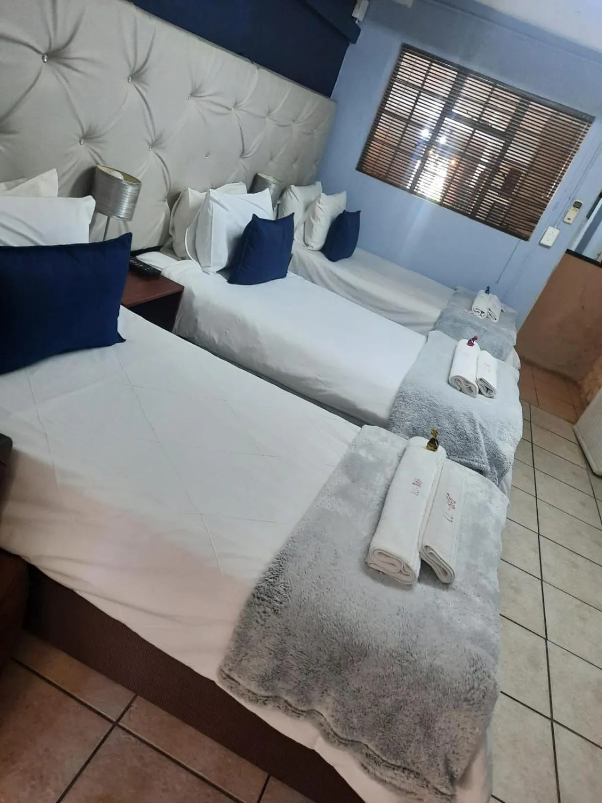 Photo of the whole room, Bed in Lavender Lane