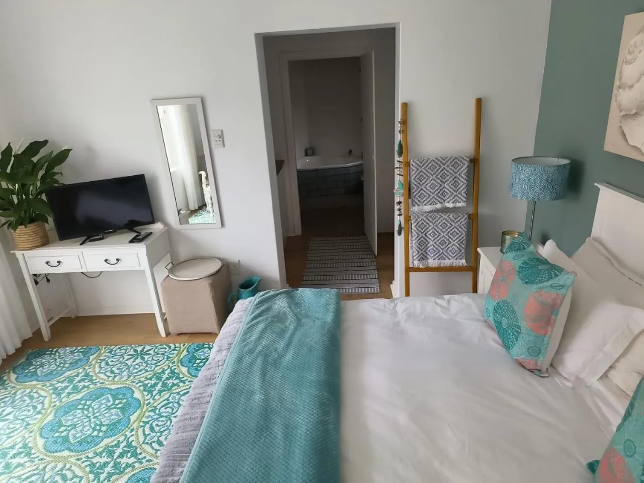 Communal lounge/ TV room, Bed in African Breeze Guesthouse