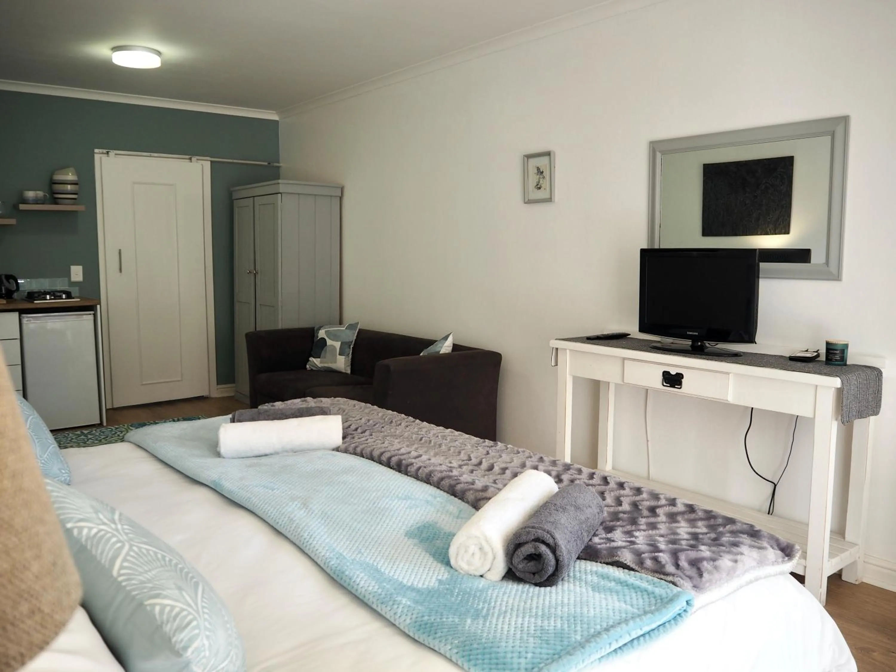 Communal lounge/ TV room in African Breeze Guesthouse